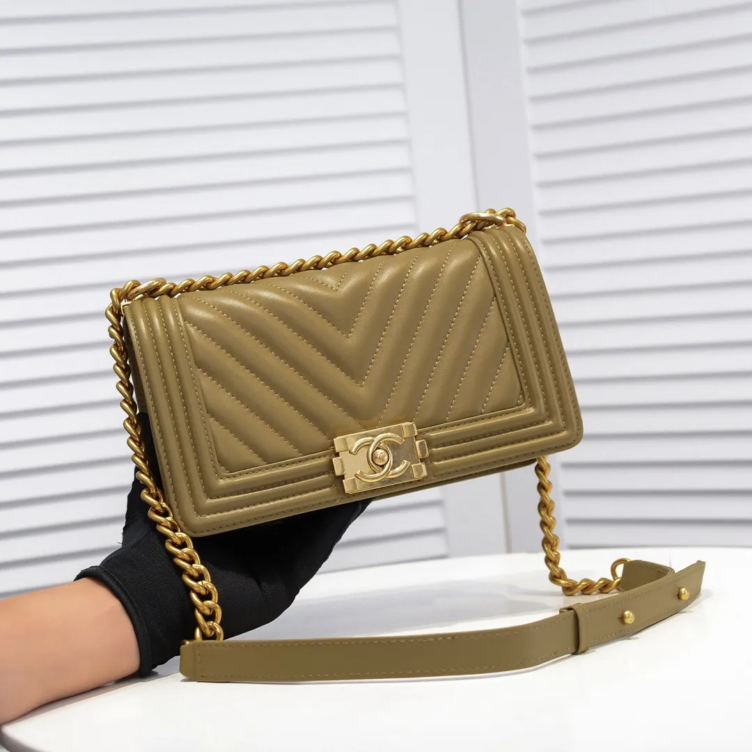 💰420￥ (Full sheepskin with original hardware) [Smile] Chanel Chanel 👑 Lambskin [Lightning] Thickened electroplated hardware accessories 🌈 Workmanship is comparable to the original order 💪 The bottom can be pinched Marks rebound, absolutely spot-on, real-life photos, fashionable and durable💪💪High-end quality, no pressure in and out of the drill cabinet💏, size 25*15*8cm, model number: 67086 gold V grid