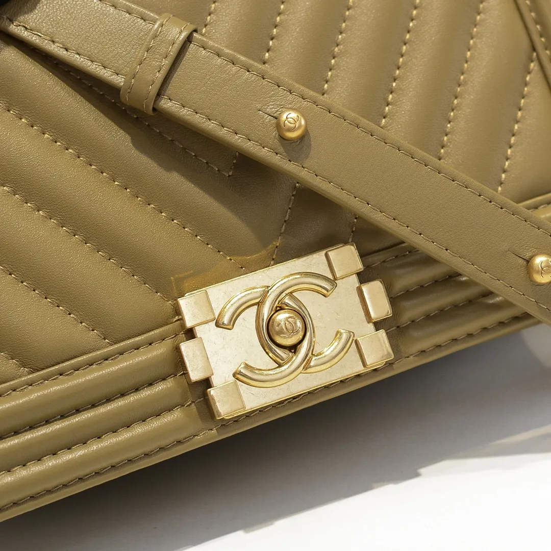 💰420￥ (Full sheepskin with original hardware) [Smile] Chanel Chanel 👑 Lambskin [Lightning] Thickened electroplated hardware accessories 🌈 Workmanship is comparable to the original order 💪 The bottom can be pinched Marks rebound, absolutely spot-on, real-life photos, fashionable and durable💪💪High-end quality, no pressure in and out of the drill cabinet💏, size 25*15*8cm, model number: 67086 gold V grid