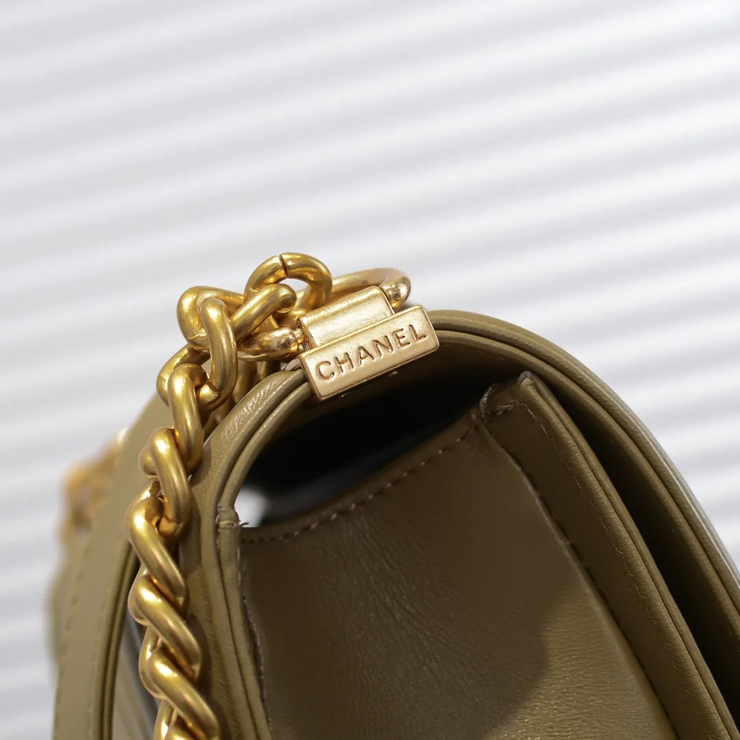 💰420￥ (Full sheepskin with original hardware) [Smile] Chanel Chanel 👑 Lambskin [Lightning] Thickened electroplated hardware accessories 🌈 Workmanship is comparable to the original order 💪 The bottom can be pinched Marks rebound, absolutely spot-on, real-life photos, fashionable and durable💪💪High-end quality, no pressure in and out of the drill cabinet💏, size 25*15*8cm, model number: 67086 gold V grid