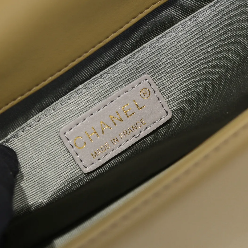 💰420￥ (Full sheepskin with original hardware) [Smile] Chanel Chanel 👑 Lambskin [Lightning] Thickened electroplated hardware accessories 🌈 Workmanship is comparable to the original order 💪 The bottom can be pinched Marks rebound, absolutely spot-on, real-life photos, fashionable and durable💪💪High-end quality, no pressure in and out of the drill cabinet💏, size 25*15*8cm, model number: 67086 gold V grid