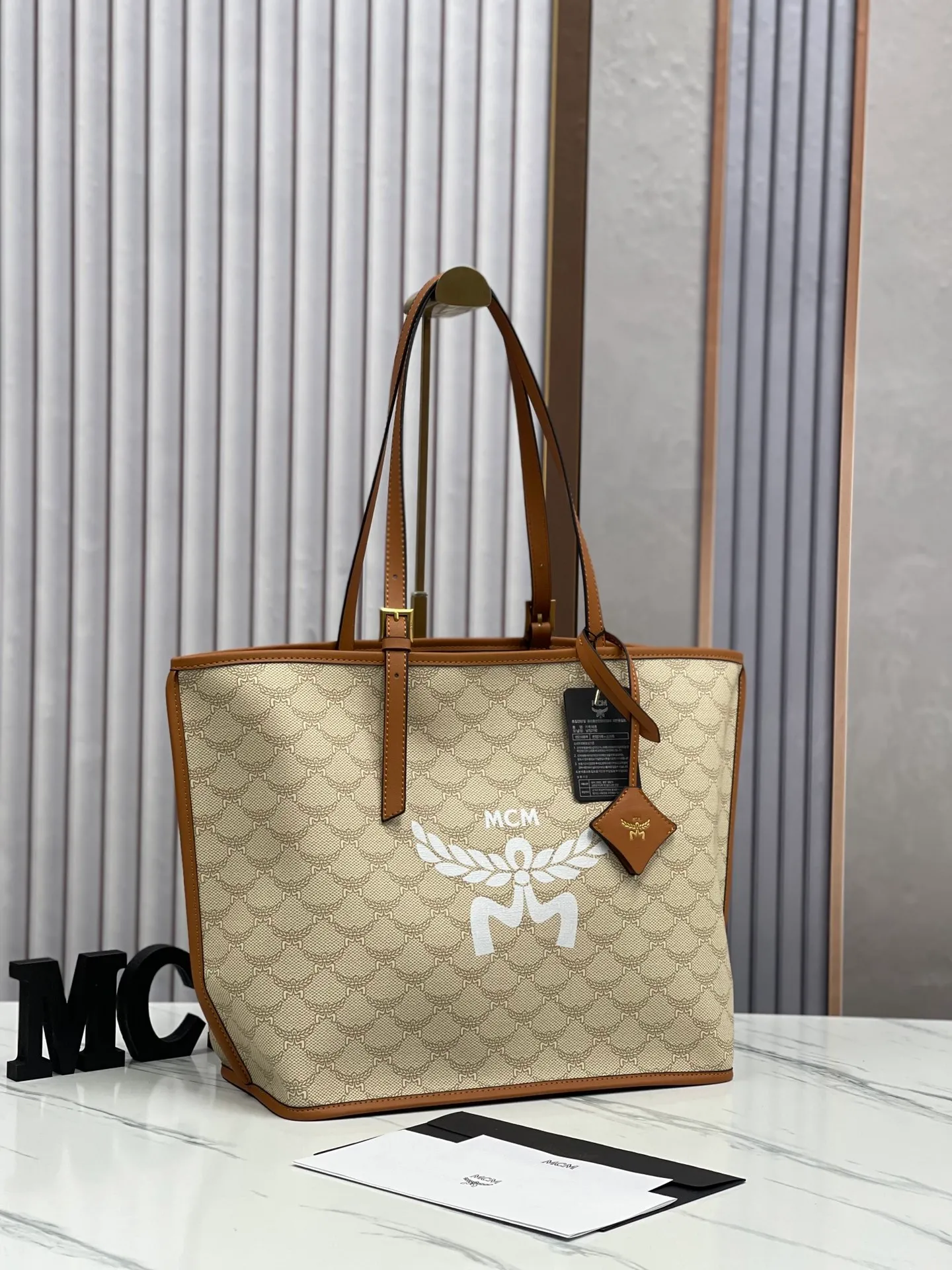 Batch 430💰💐Newly upgraded MCM HIMMEL new large shopping bag mother bag back handbag women's bag large model 705🎋This shopping bag is decorated with bay leaves, forming the classic Lauretos pattern, highlighting MCM's exquisite craftsmanship. Nappa leather elements such as the bag handles and the removable Bavarian diamond pattern tag are inspired by the brand’s legendary travel heritage and complement the bag’s silhouette. The included classic pattern clutch doubles as a stand-alone wallet for short trips. Size 35X32X17