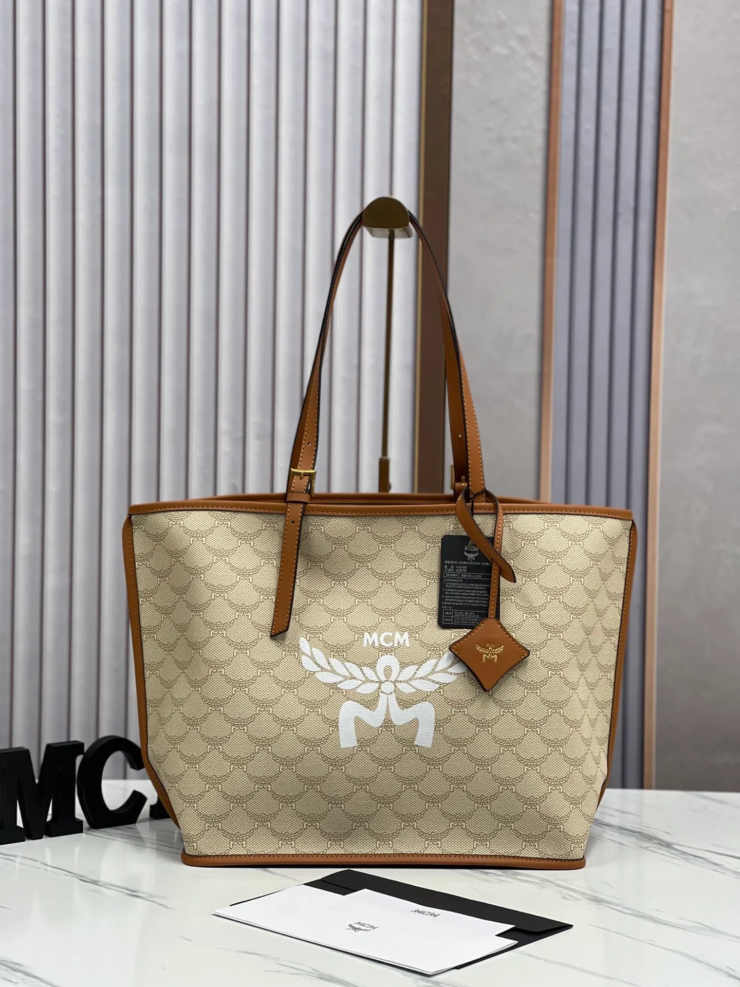 Batch 430💰💐Newly upgraded MCM HIMMEL new large shopping bag mother bag back handbag women's bag large model 705🎋This shopping bag is decorated with bay leaves, forming the classic Lauretos pattern, highlighting MCM's exquisite craftsmanship. Nappa leather elements such as the bag handles and the removable Bavarian diamond pattern tag are inspired by the brand’s legendary travel heritage and complement the bag’s silhouette. The included classic pattern clutch doubles as a stand-alone wallet for short trips. Size 35X32X17