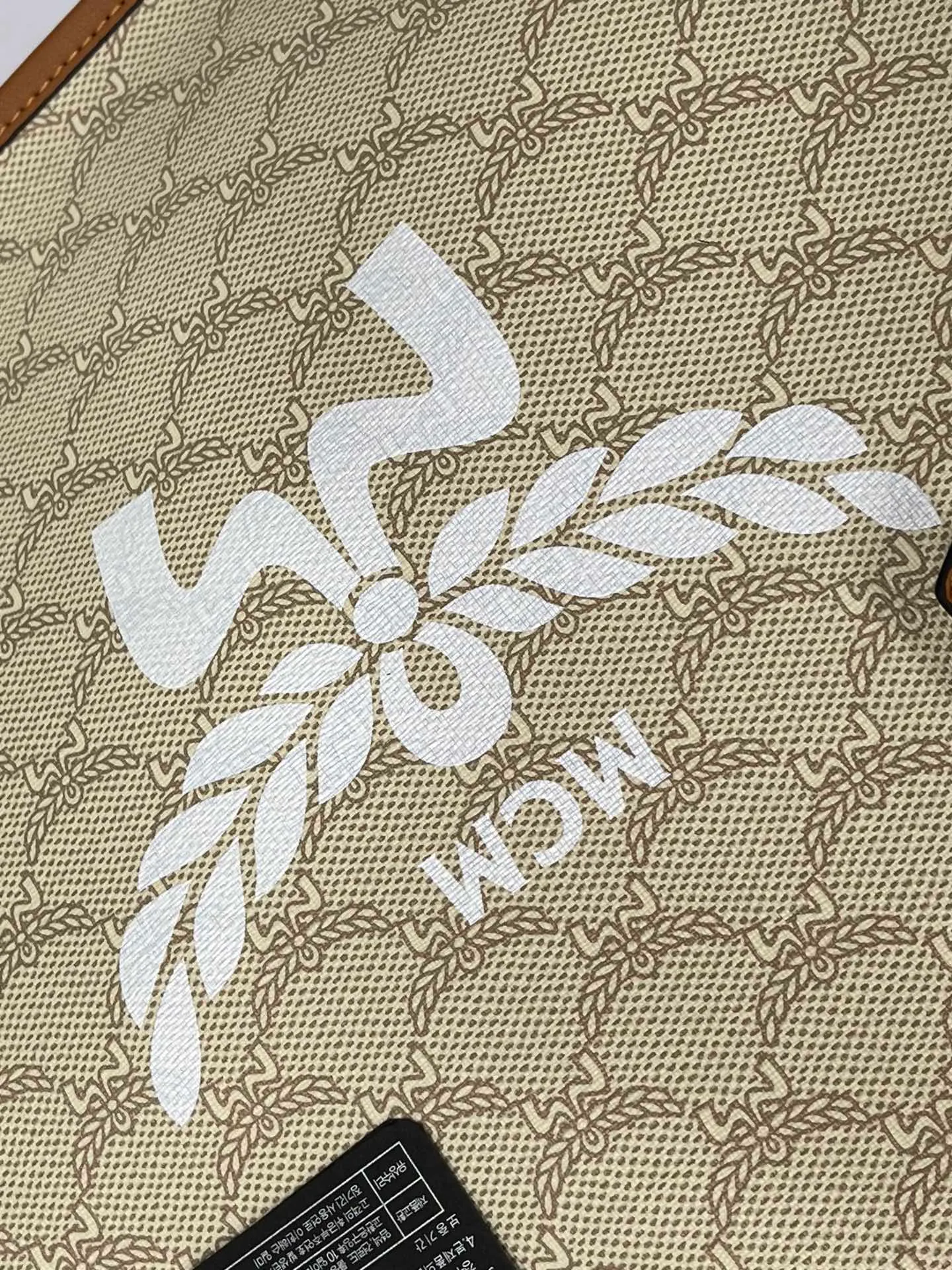 Batch 430💰💐Newly upgraded MCM HIMMEL new large shopping bag mother bag back handbag women's bag large model 705🎋This shopping bag is decorated with bay leaves, forming the classic Lauretos pattern, highlighting MCM's exquisite craftsmanship. Nappa leather elements such as the bag handles and the removable Bavarian diamond pattern tag are inspired by the brand’s legendary travel heritage and complement the bag’s silhouette. The included classic pattern clutch doubles as a stand-alone wallet for short trips. Size 35X32X17
