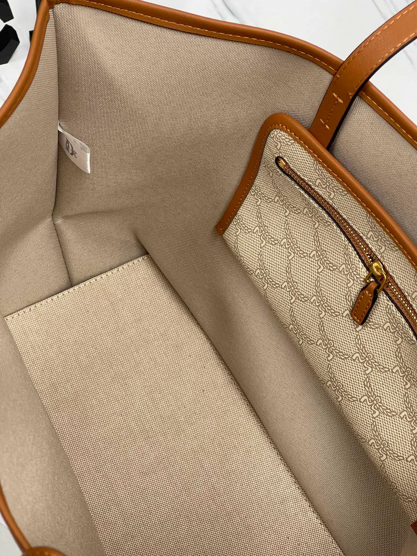 Batch 430💰💐Newly upgraded MCM HIMMEL new large shopping bag mother bag back handbag women's bag large model 705🎋This shopping bag is decorated with bay leaves, forming the classic Lauretos pattern, highlighting MCM's exquisite craftsmanship. Nappa leather elements such as the bag handles and the removable Bavarian diamond pattern tag are inspired by the brand’s legendary travel heritage and complement the bag’s silhouette. The included classic pattern clutch doubles as a stand-alone wallet for short trips. Size 35X32X17