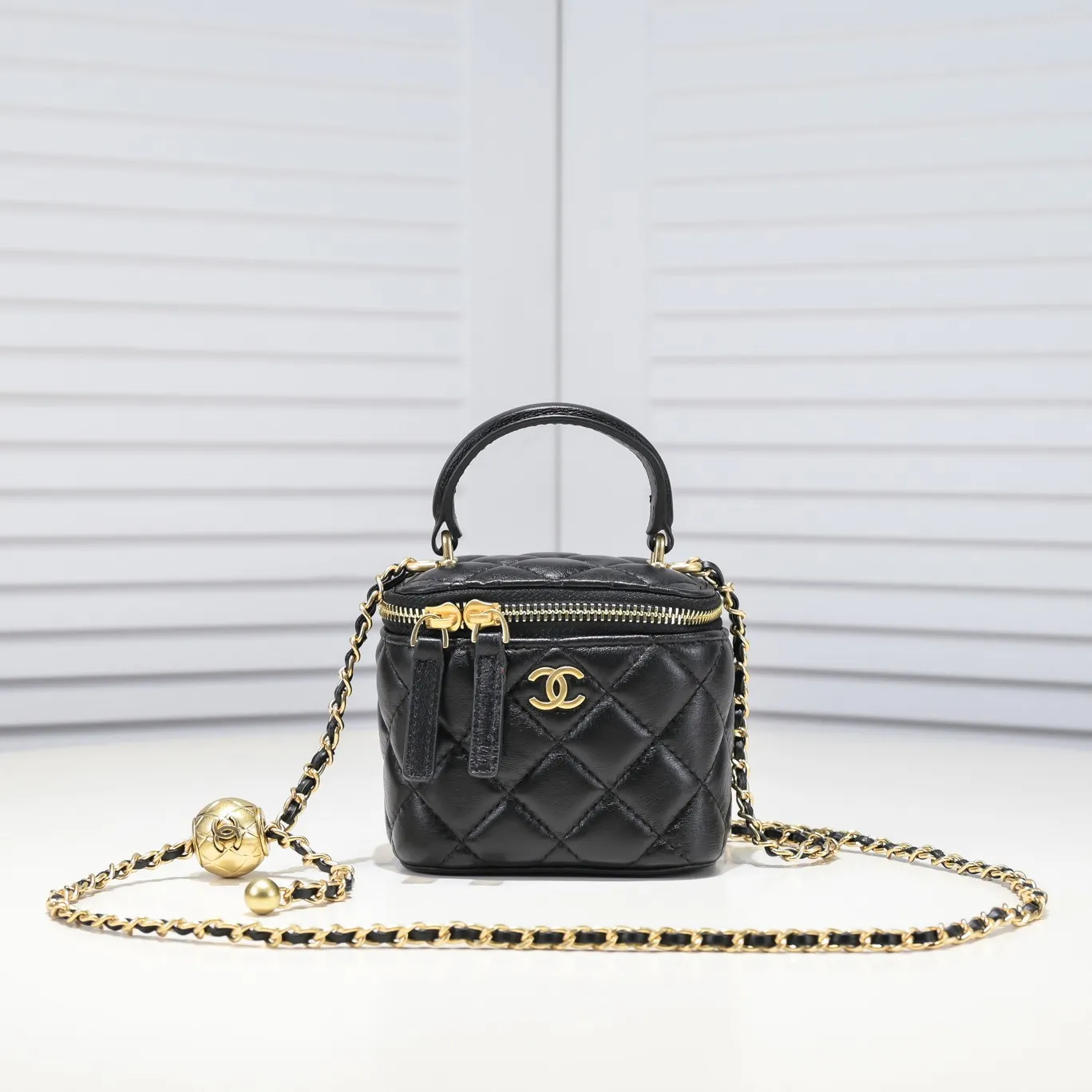 💰340￥Chanel 2021 Autumn and Winter New Product Portable Makeup Small Box Small Storage Box Open it for touch-ups when going out and close it to adjust your styling. It can also be used as a storage box even if it is placed at home. Lipstick, BB cream, foundation, tissues, and everything can be stored. The upper body effect is great and super versatile. Size: 11*8.5*7cm/ Style No.: 8107