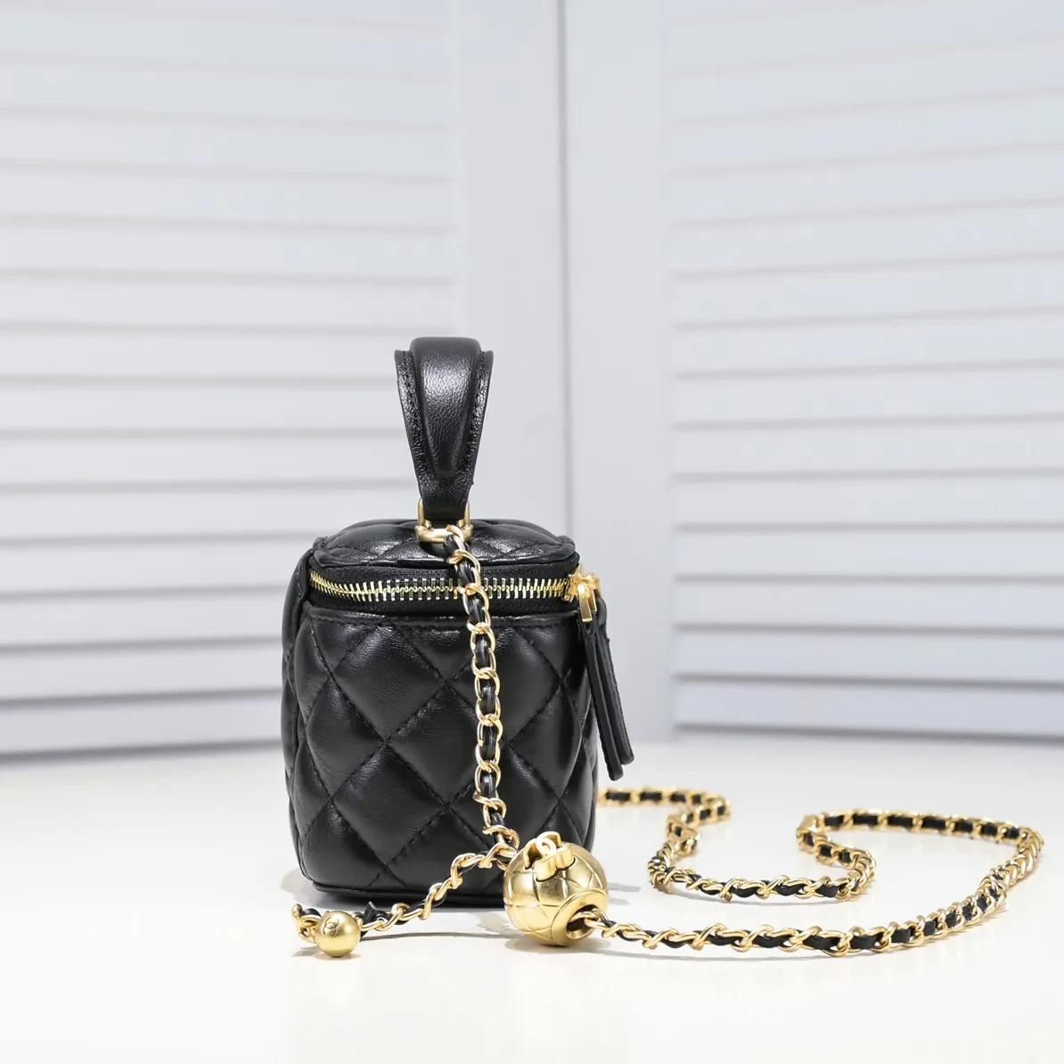 💰340￥Chanel 2021 Autumn and Winter New Product Portable Makeup Small Box Small Storage Box Open it for touch-ups when going out and close it to adjust your styling. It can also be used as a storage box even if it is placed at home. Lipstick, BB cream, foundation, tissues, and everything can be stored. The upper body effect is great and super versatile. Size: 11*8.5*7cm/ Style No.: 8107