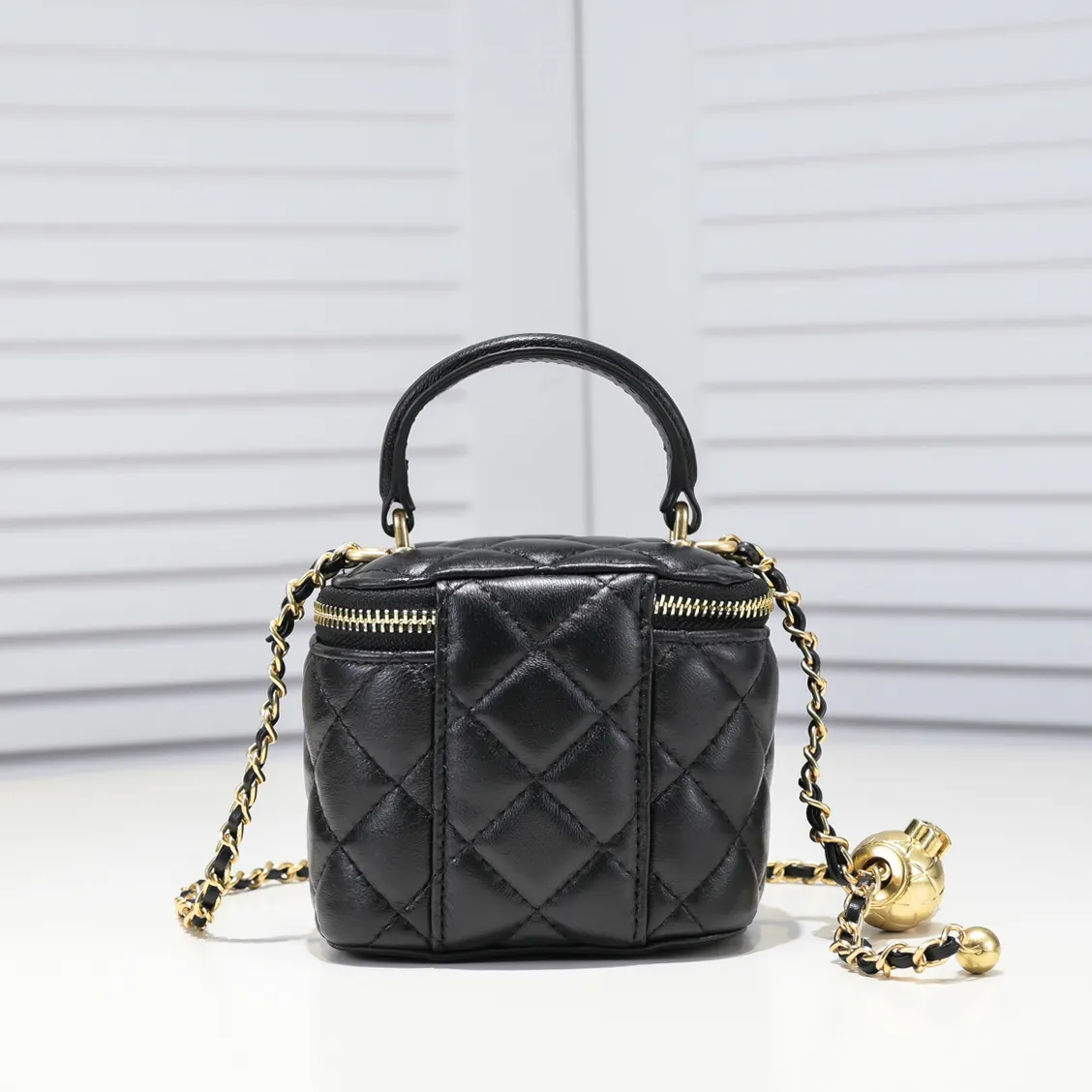 💰340￥Chanel 2021 Autumn and Winter New Product Portable Makeup Small Box Small Storage Box Open it for touch-ups when going out and close it to adjust your styling. It can also be used as a storage box even if it is placed at home. Lipstick, BB cream, foundation, tissues, and everything can be stored. The upper body effect is great and super versatile. Size: 11*8.5*7cm/ Style No.: 8107