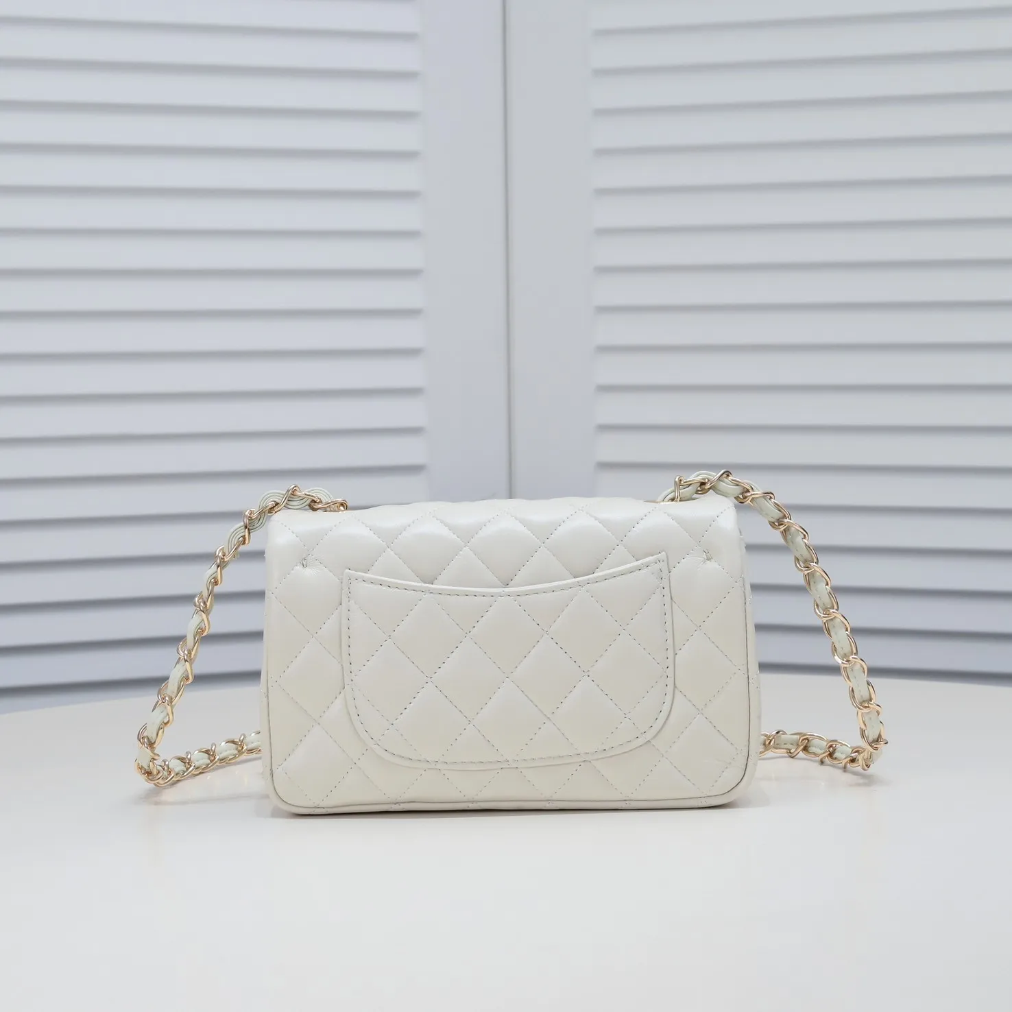 💰320￥ Off-white 1116 color CF versatile lambskin🌹 Chanel💃🏻‼ ️Eternal classic style [shy] noble temperament💃🏻favorite of celebrities🌟soft leather and high-end👍counter hardware exquisite workmanship to reject flaws [strong] both dazzling and feminine 😝[strong] luxurious and durable🌟Size: 20*14*7cm Style number: 1116