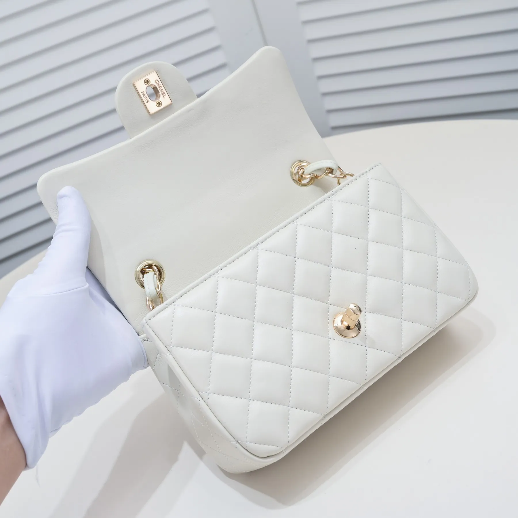 💰320￥ Off-white 1116 color CF versatile lambskin🌹 Chanel💃🏻‼ ️Eternal classic style [shy] noble temperament💃🏻favorite of celebrities🌟soft leather and high-end👍counter hardware exquisite workmanship to reject flaws [strong] both dazzling and feminine 😝[strong] luxurious and durable🌟Size: 20*14*7cm Style number: 1116