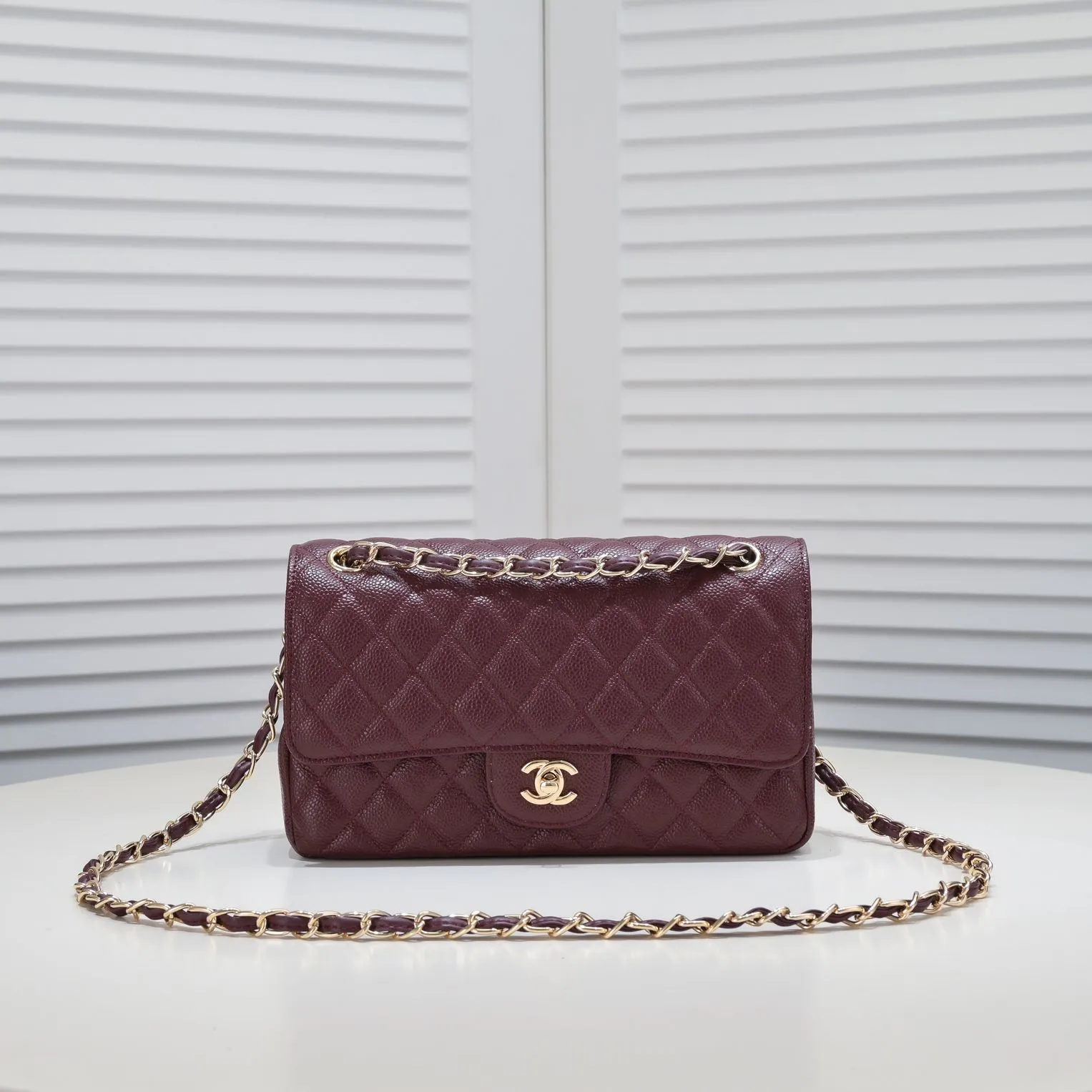 💰400￥Maroon Chanel,...Palace-level poison👏...Original overseas factory CF2.55...😱 Absolutely the top-notch caviar ball grain cowhide you have never seen...✨Real K gold➰Gold buckle✨👑 The line spacing is perfectly consistent. The side of the bag is perfectly streamlined👏..It must have such a texture to be perfect💋 Follow the 9-pin diamond pattern. The flip cover is smooth and seamless ☑️ Strong visual three-dimensional effect 🔱 The diamond pattern is full and delicate 💑 It is super smooth, soft and comfortable to use 👒 CF is a must-have for girls. Size: 25.5*16*6.5cm. Style number: 1112 ball pattern