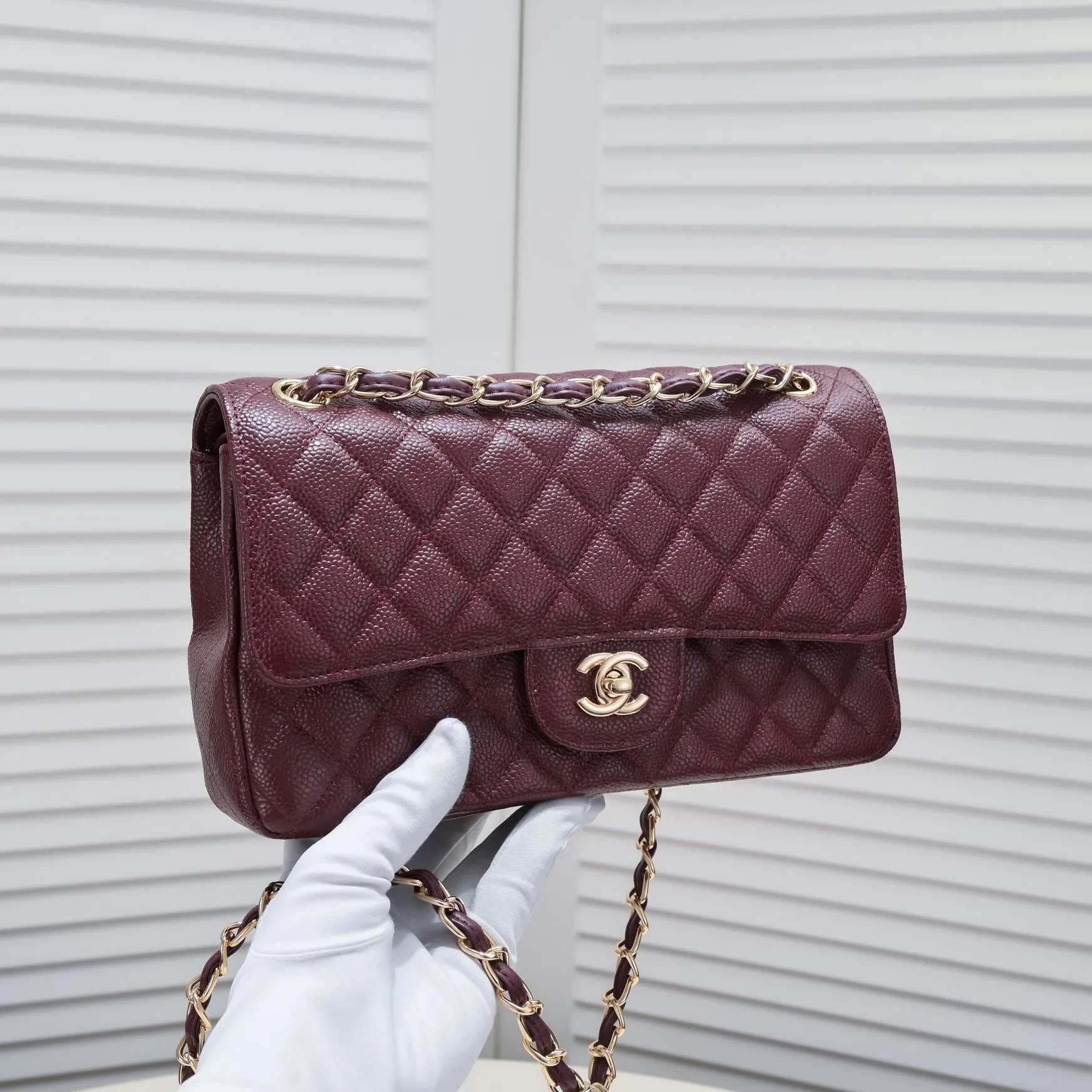 💰400￥Maroon Chanel,...Palace-level poison👏...Original overseas factory CF2.55...😱 Absolutely the top-notch caviar ball grain cowhide you have never seen...✨Real K gold➰Gold buckle✨👑 The line spacing is perfectly consistent. The side of the bag is perfectly streamlined👏..It must have such a texture to be perfect💋 Follow the 9-pin diamond pattern. The flip cover is smooth and seamless ☑️ Strong visual three-dimensional effect 🔱 The diamond pattern is full and delicate 💑 It is super smooth, soft and comfortable to use 👒 CF is a must-have for girls. Size: 25.5*16*6.5cm. Style number: 1112 ball pattern