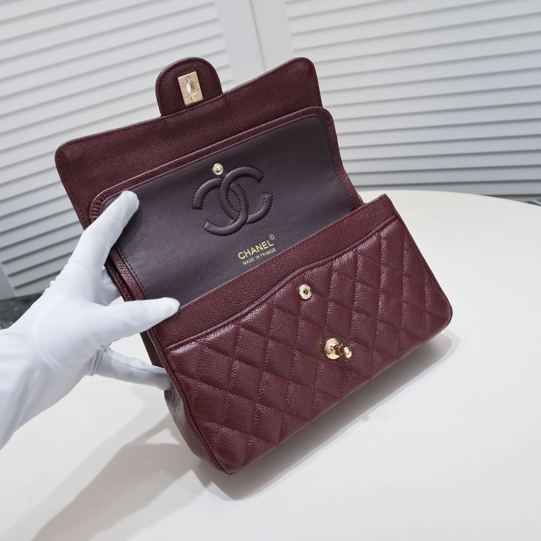 💰400￥Maroon Chanel,...Palace-level poison👏...Original overseas factory CF2.55...😱 Absolutely the top-notch caviar ball grain cowhide you have never seen...✨Real K gold➰Gold buckle✨👑 The line spacing is perfectly consistent. The side of the bag is perfectly streamlined👏..It must have such a texture to be perfect💋 Follow the 9-pin diamond pattern. The flip cover is smooth and seamless ☑️ Strong visual three-dimensional effect 🔱 The diamond pattern is full and delicate 💑 It is super smooth, soft and comfortable to use 👒 CF is a must-have for girls. Size: 25.5*16*6.5cm. Style number: 1112 ball pattern