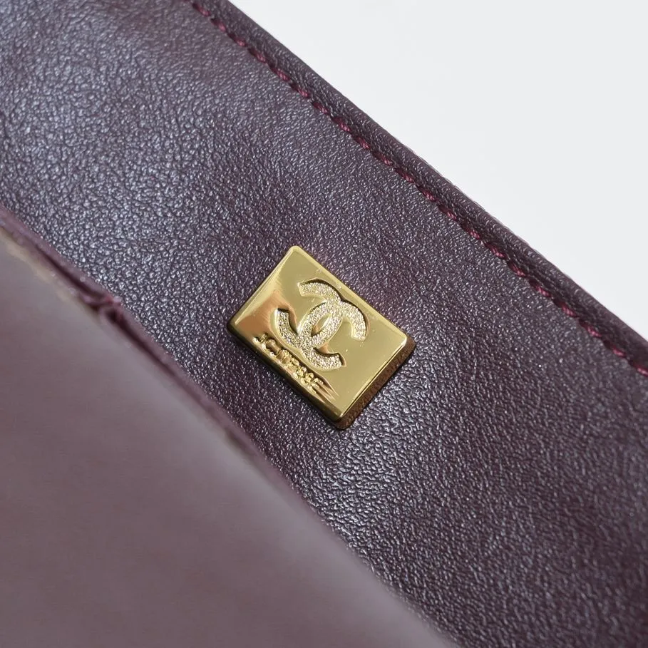 💰400￥Maroon Chanel,...Palace-level poison👏...Original overseas factory CF2.55...😱 Absolutely the top-notch caviar ball grain cowhide you have never seen...✨Real K gold➰Gold buckle✨👑 The line spacing is perfectly consistent. The side of the bag is perfectly streamlined👏..It must have such a texture to be perfect💋 Follow the 9-pin diamond pattern. The flip cover is smooth and seamless ☑️ Strong visual three-dimensional effect 🔱 The diamond pattern is full and delicate 💑 It is super smooth, soft and comfortable to use 👒 CF is a must-have for girls. Size: 25.5*16*6.5cm. Style number: 1112 ball pattern