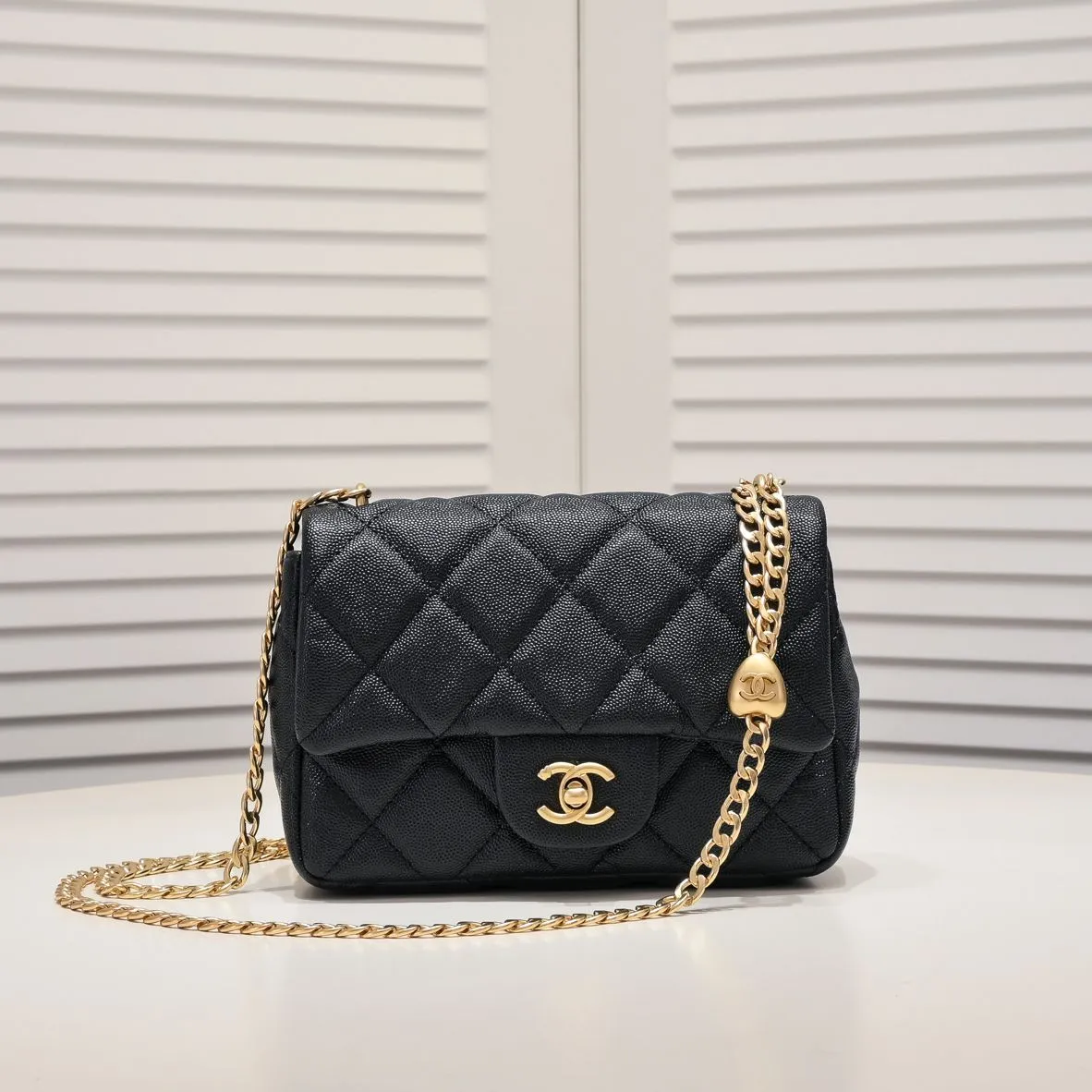💰360￥Small size Chane1 🌐23P new model 💎Love ball beats golden ball? Needless to say, Chanel's golden ball is so popular. It is difficult to buy at the counter and gets 5 stars. This new season has a new love model, come and get it quickly!💕 The love ball with matte matte texture will make girls' hearts burst. The chain is also a plain chain with the same texture, and the durability of lychee leather is perfect. If the golden ball is a classic, then the love ball is a brand-new fashion. 💗 Whether it is a big mini or a fat square, they are very rare. If you can't buy a gold ball, come and buy the 23P love ball🌷Model number: 3891 size: 14X20x8cm