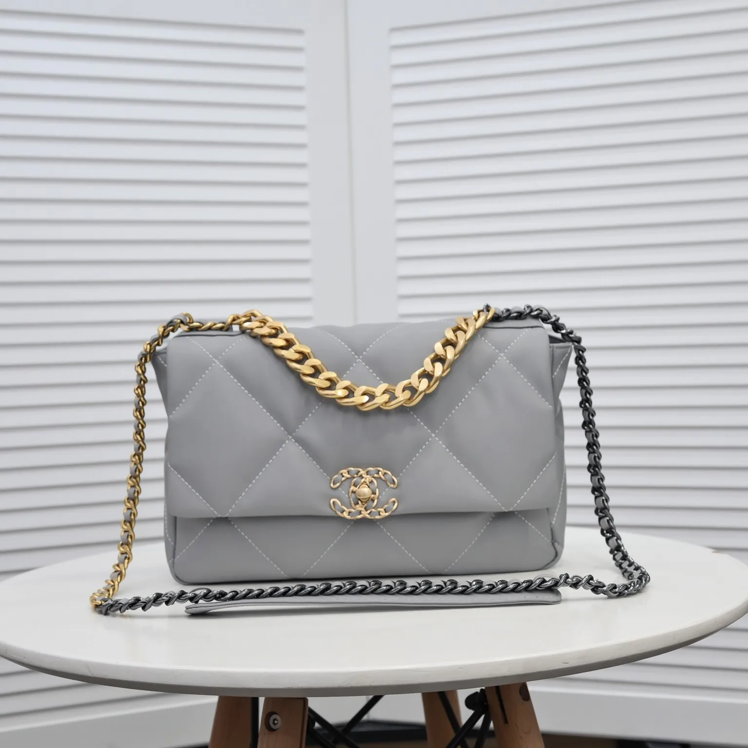 💰410￥The latest popular style of Chanel in gray medium size is now available📣📣Synchronized with counters🤭Imported cowhide🐂feels very soft. The upper body effect is super good, it can be carried by hand, on one shoulder or cross-body, showing the elegance and charm of women. Hurry up and get it. Style number: 9011. Size: 30*20*12cm.