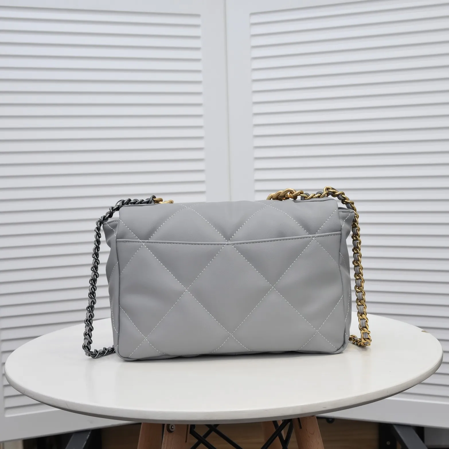 💰410￥The latest popular style of Chanel in gray medium size is now available📣📣Synchronized with counters🤭Imported cowhide🐂feels very soft. The upper body effect is super good, it can be carried by hand, on one shoulder or cross-body, showing the elegance and charm of women. Hurry up and get it. Style number: 9011. Size: 30*20*12cm.
