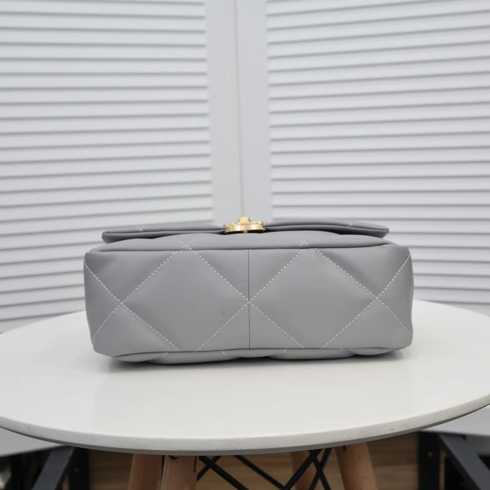 💰410￥The latest popular style of Chanel in gray medium size is now available📣📣Synchronized with counters🤭Imported cowhide🐂feels very soft. The upper body effect is super good, it can be carried by hand, on one shoulder or cross-body, showing the elegance and charm of women. Hurry up and get it. Style number: 9011. Size: 30*20*12cm.