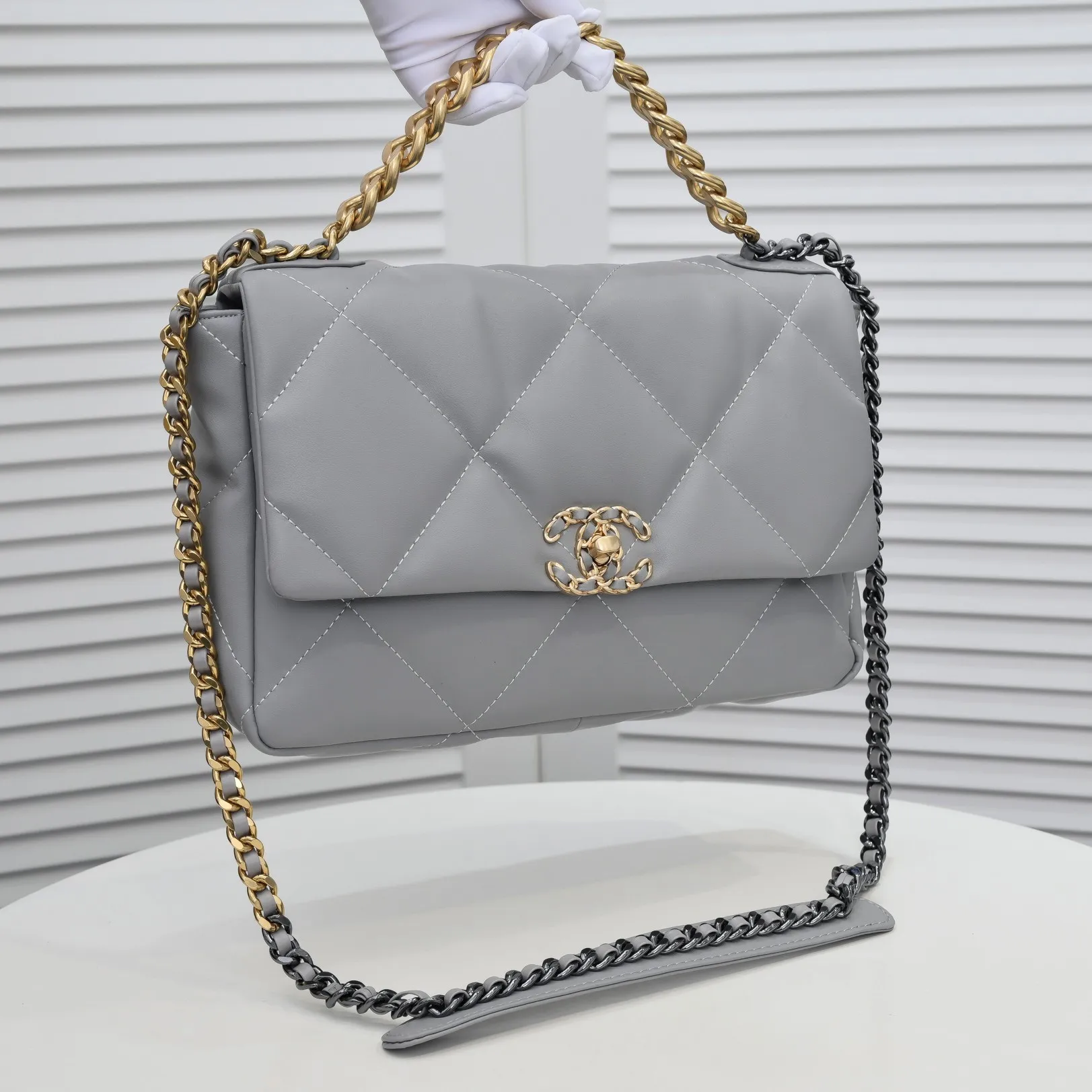 💰410￥The latest popular style of Chanel in gray medium size is now available📣📣Synchronized with counters🤭Imported cowhide🐂feels very soft. The upper body effect is super good, it can be carried by hand, on one shoulder or cross-body, showing the elegance and charm of women. Hurry up and get it. Style number: 9011. Size: 30*20*12cm.