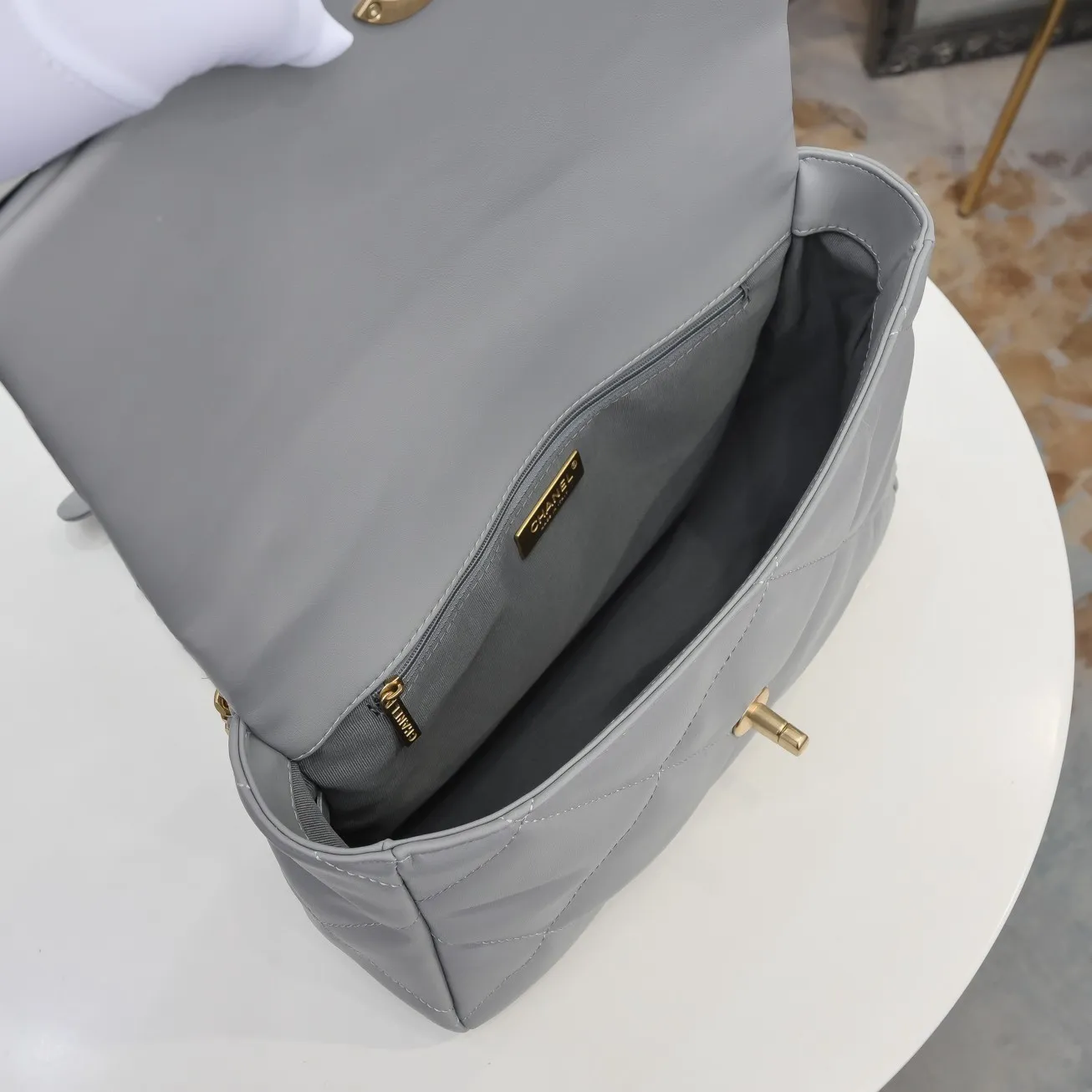 💰410￥The latest popular style of Chanel in gray medium size is now available📣📣Synchronized with counters🤭Imported cowhide🐂feels very soft. The upper body effect is super good, it can be carried by hand, on one shoulder or cross-body, showing the elegance and charm of women. Hurry up and get it. Style number: 9011. Size: 30*20*12cm.
