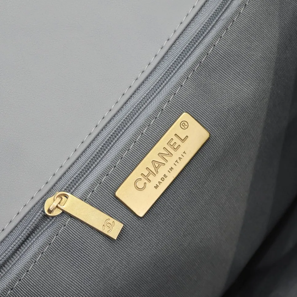 💰410￥The latest popular style of Chanel in gray medium size is now available📣📣Synchronized with counters🤭Imported cowhide🐂feels very soft. The upper body effect is super good, it can be carried by hand, on one shoulder or cross-body, showing the elegance and charm of women. Hurry up and get it. Style number: 9011. Size: 30*20*12cm.