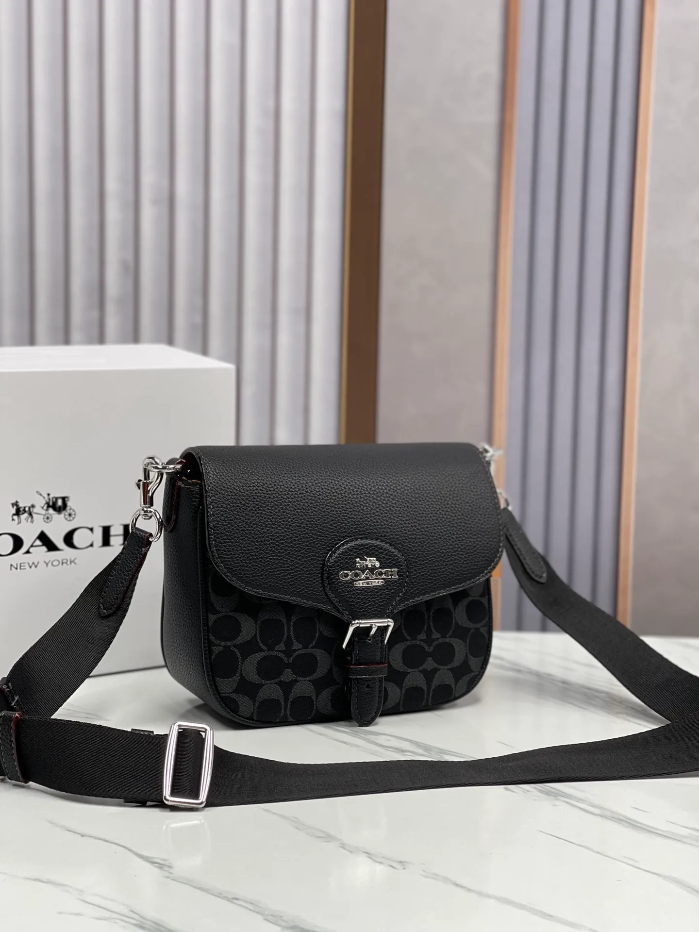 Batch 500💰Coach’s new saddle bag model CQ185 black denim Amelia saddle bag, the pebbled cowhide flap is like a delicate scroll, and the wide woven shoulder strap is light and comfortable. , complementing Amelia's classic design, injecting playful and youthful colors into the outfit. Size 23X18