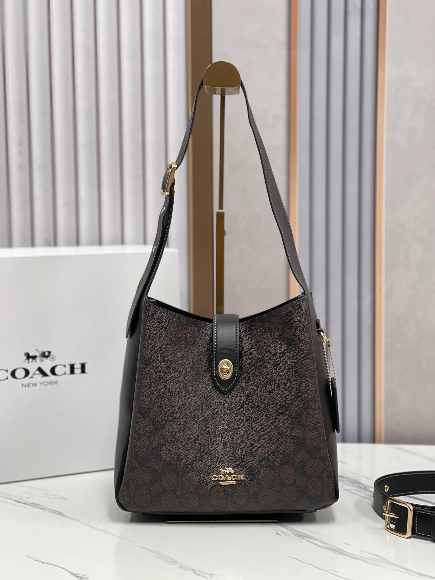 P400💰Coach’s October new product Hadley is simply amazing. Classic C print, fashionable and versatile. Whether it is carried on the shoulder or cross-body, you can easily control various styles. How can you miss such a good product? Hadley Shoulder Bag Model No.: CW002 CW003 CW004 Size: 25-22-8cm