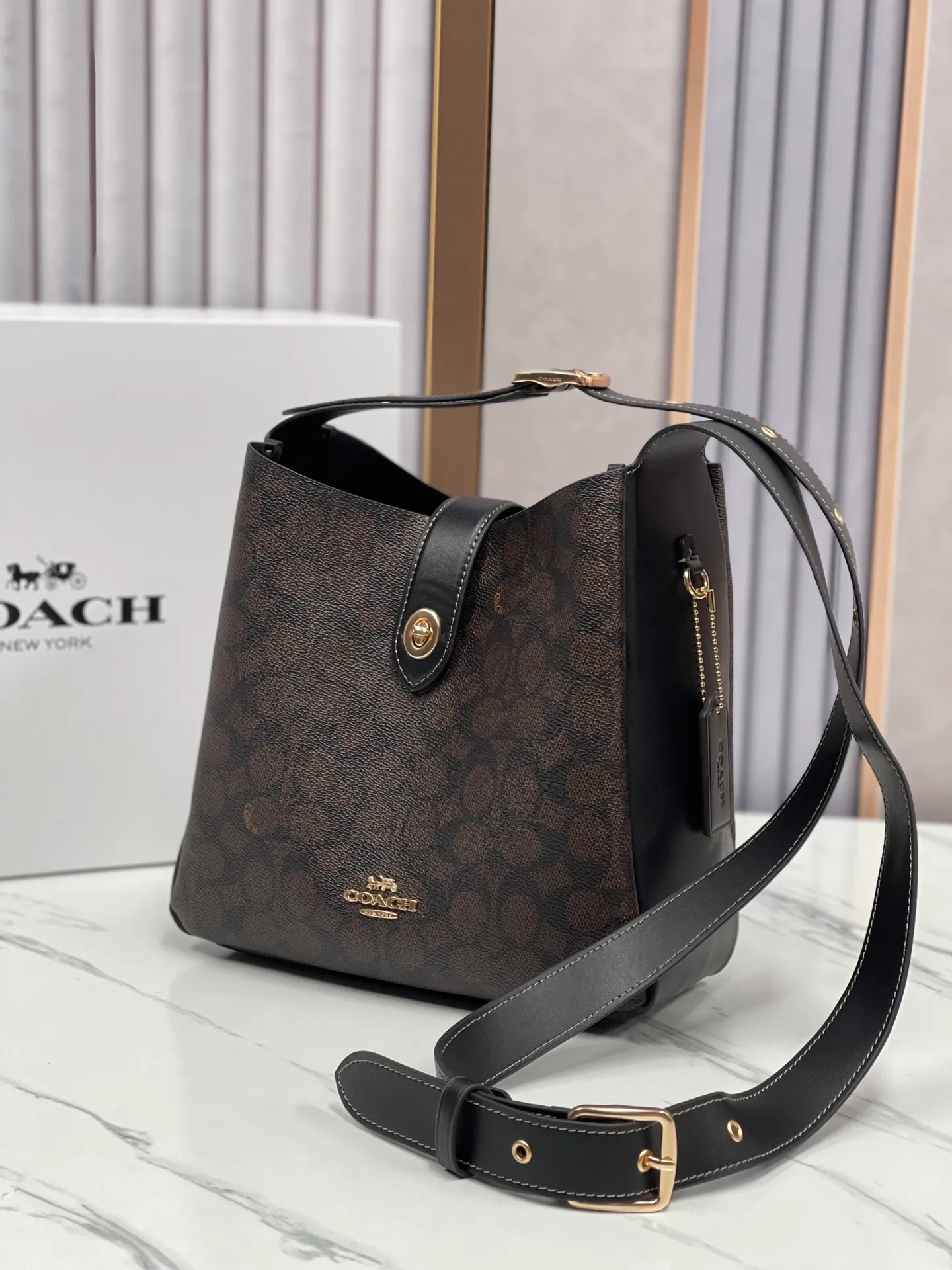 P400💰Coach’s October new product Hadley is simply amazing. Classic C print, fashionable and versatile. Whether it is carried on the shoulder or cross-body, you can easily control various styles. How can you miss such a good product? Hadley Shoulder Bag Model No.: CW002 CW003 CW004 Size: 25-22-8cm