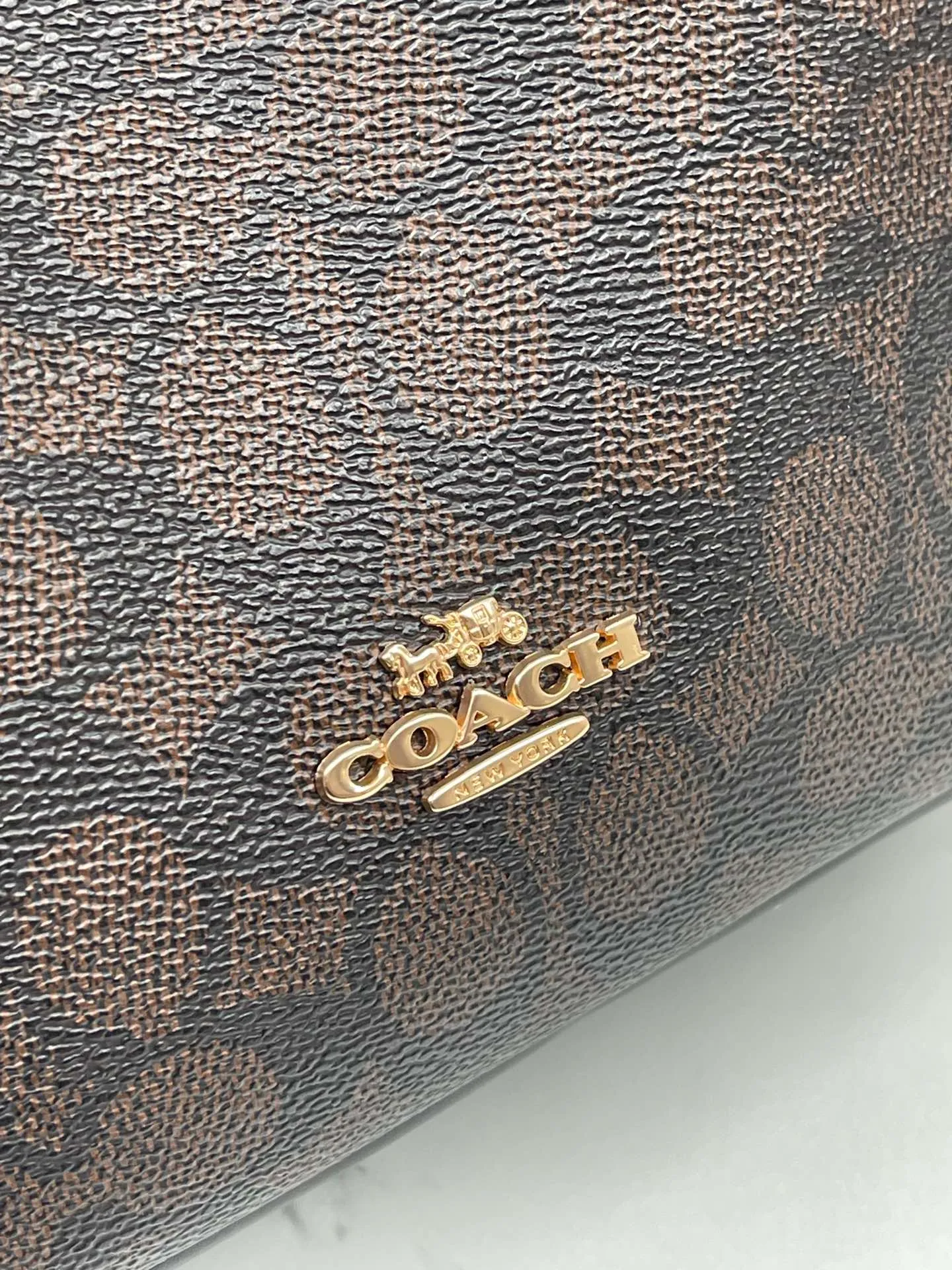 P400💰Coach’s October new product Hadley is simply amazing. Classic C print, fashionable and versatile. Whether it is carried on the shoulder or cross-body, you can easily control various styles. How can you miss such a good product? Hadley Shoulder Bag Model No.: CW002 CW003 CW004 Size: 25-22-8cm