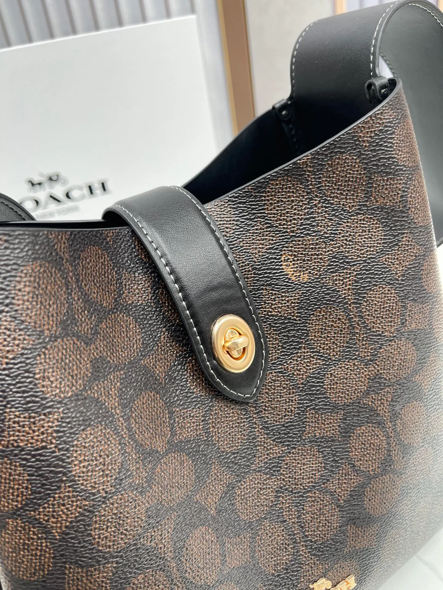 P400💰Coach’s October new product Hadley is simply amazing. Classic C print, fashionable and versatile. Whether it is carried on the shoulder or cross-body, you can easily control various styles. How can you miss such a good product? Hadley Shoulder Bag Model No.: CW002 CW003 CW004 Size: 25-22-8cm