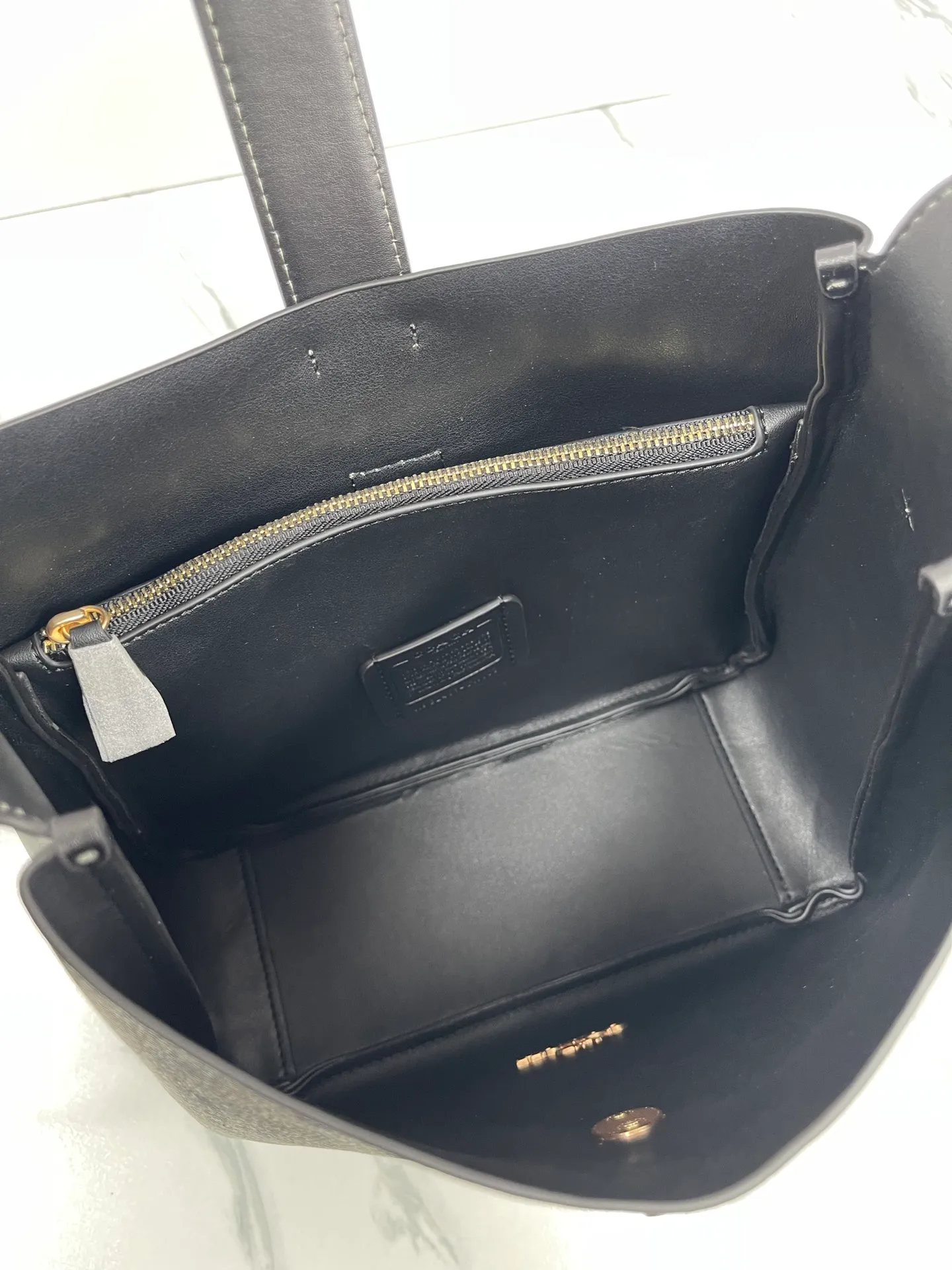 P400💰Coach’s October new product Hadley is simply amazing. Classic C print, fashionable and versatile. Whether it is carried on the shoulder or cross-body, you can easily control various styles. How can you miss such a good product? Hadley Shoulder Bag Model No.: CW002 CW003 CW004 Size: 25-22-8cm