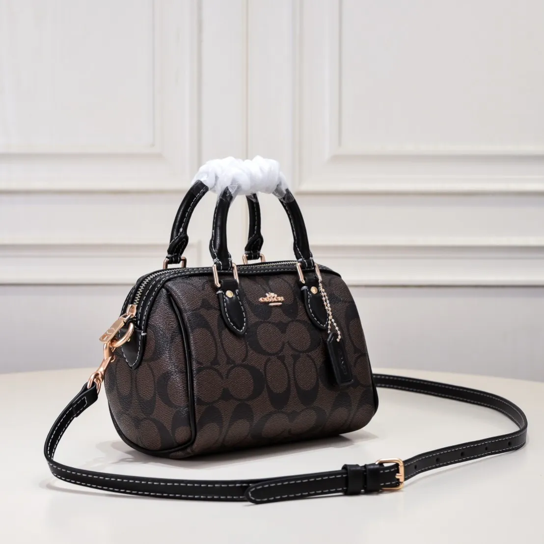 The new Coach small size Boston CH469 is so beautiful and exquisite! Moreover, the Boston bag shape is particularly versatile! The presbyopic color-blocking design is classic and eye-catching! Size:17.5*12*10cm
