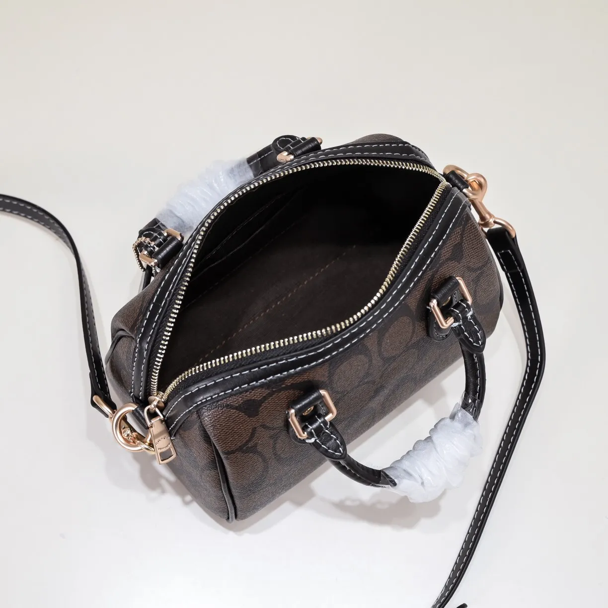 The new Coach small size Boston CH469 is so beautiful and exquisite! Moreover, the Boston bag shape is particularly versatile! The presbyopic color-blocking design is classic and eye-catching! Size:17.5*12*10cm