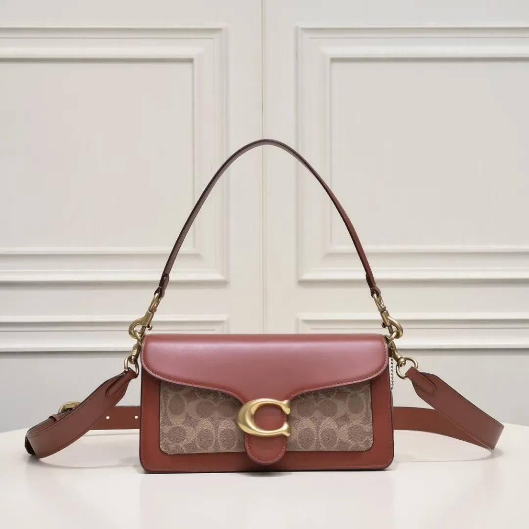 P440 [Top original order] Coach's upgraded version of the TABBY series No. 26 shoulder bag underarm bag CI032 is roughly the same as the old version. The bag shape is roughly the same. The difference is that the side of this bag adopts an accordion design, which increases the sense of layering! The inner compartment and leather texture have also been upgraded to look more advanced. A hot stamping LOGO has been added inside, which is classic and versatile, and practical! Size:26*15*8cm