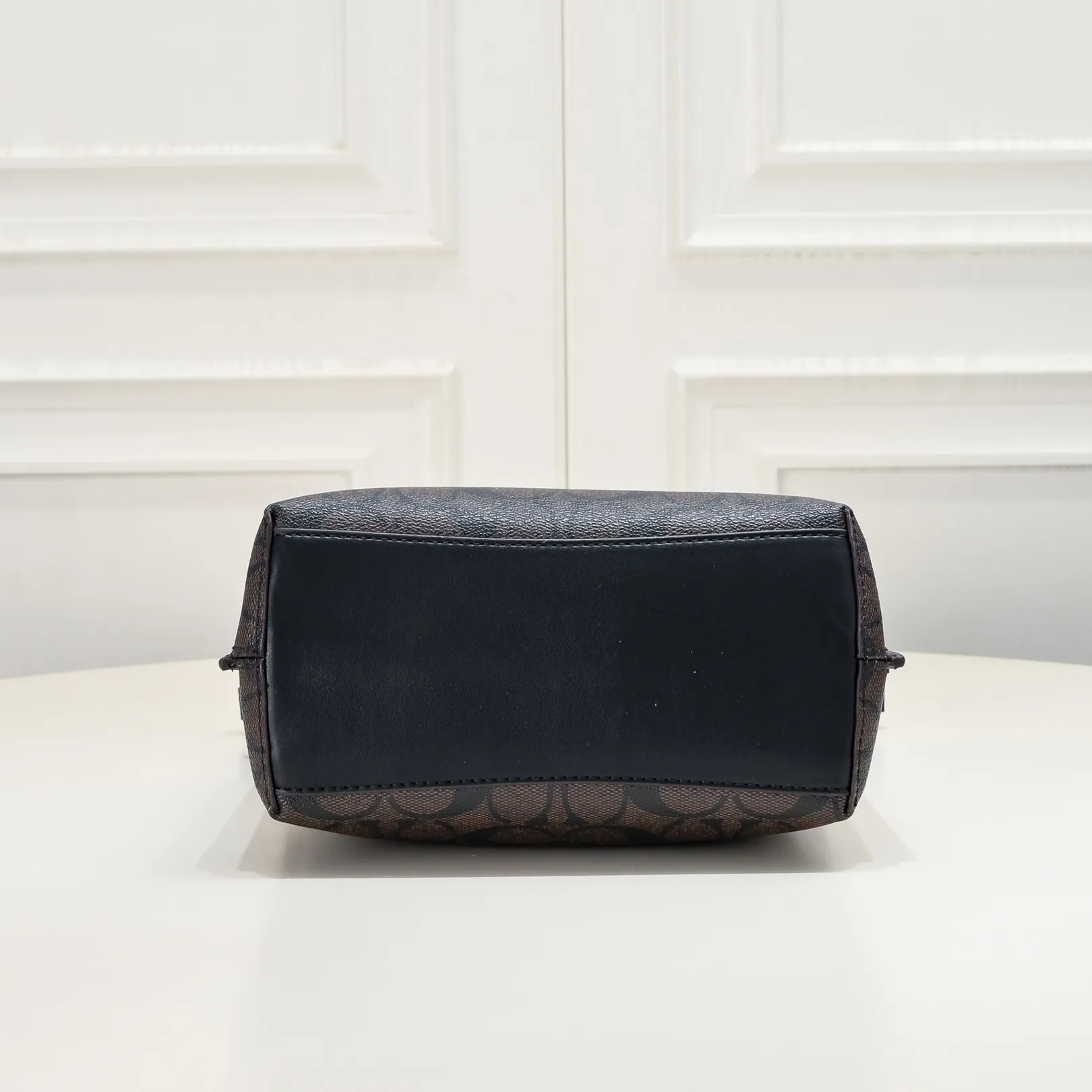 CA582, Coach's latest Mollie series bucket bag, small size, made of old PVC material and cowhide material. It is equipped with two detachable shoulder straps, long and short, which can be carried by hand or cross-body. There is a zipper compartment in the middle of the bag, which has good accommodation. The flat body of the bag is more comfortable on the upper body. Size:22*20*10cm