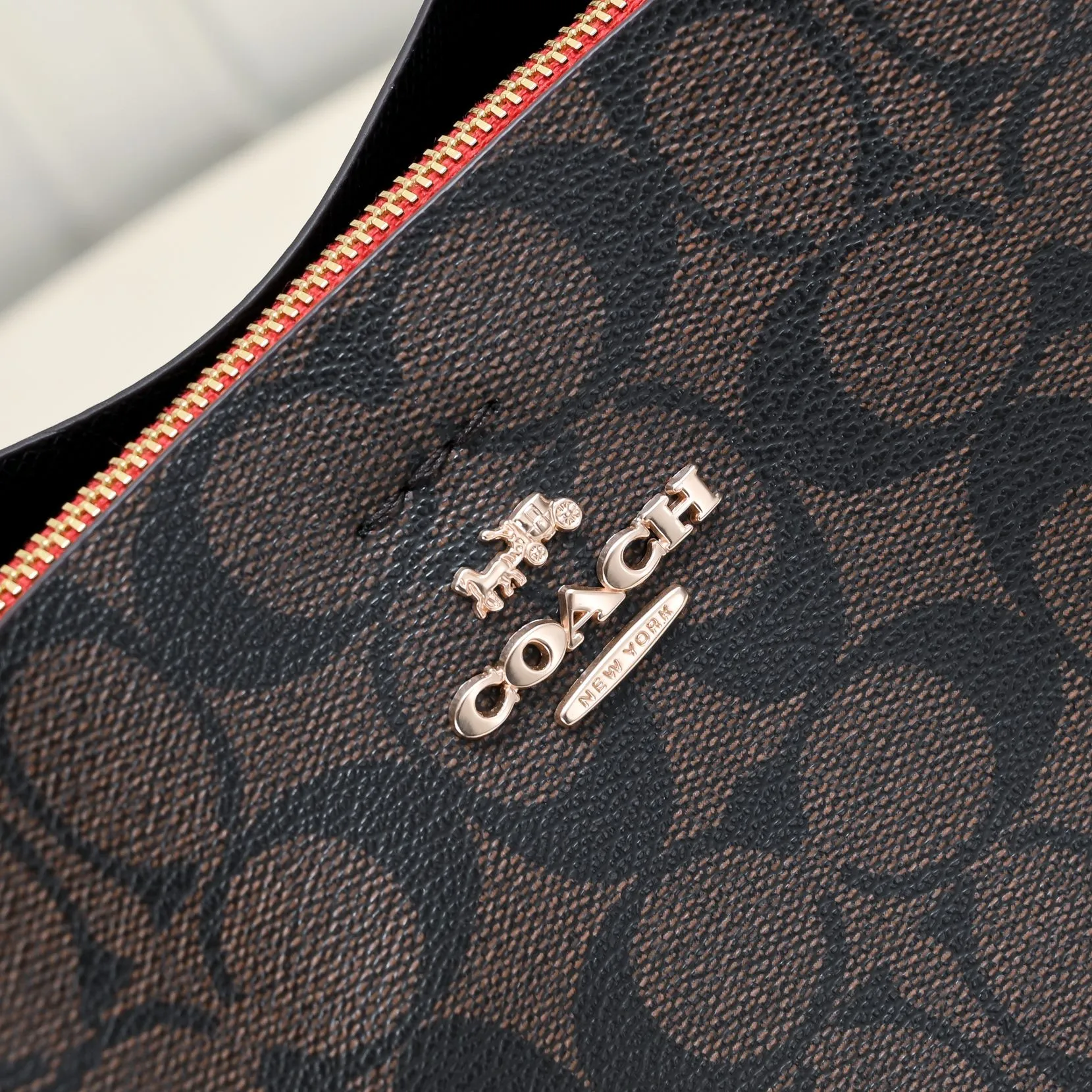 CA582, Coach's latest Mollie series bucket bag, small size, made of old PVC material and cowhide material. It is equipped with two detachable shoulder straps, long and short, which can be carried by hand or cross-body. There is a zipper compartment in the middle of the bag, which has good accommodation. The flat body of the bag is more comfortable on the upper body. Size:22*20*10cm