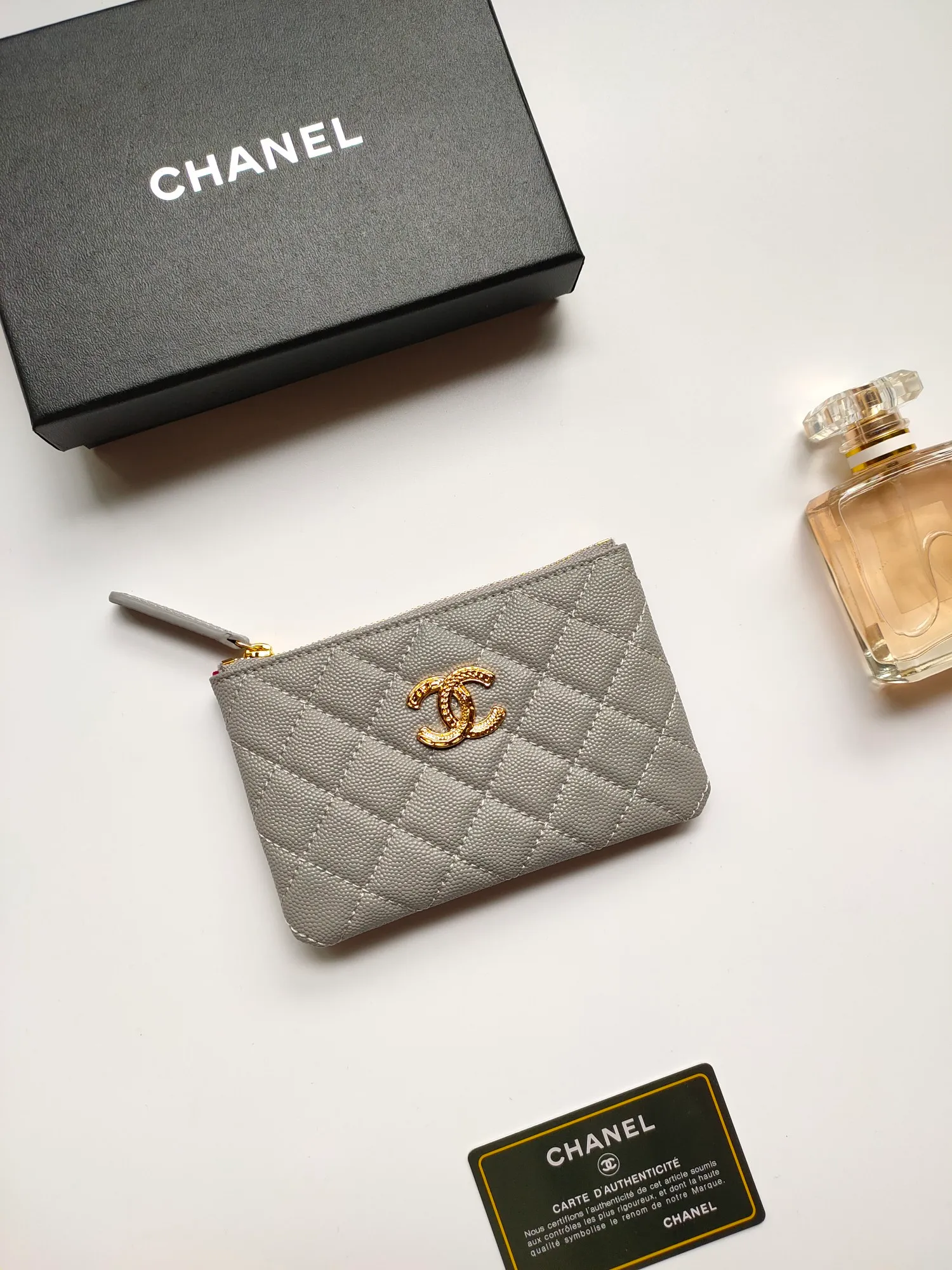 ￥120💰CHANEL 22k embossed lgo large double C hardware, fresh design, exquisite replica flavor, very beautiful, official website 2023 latest🆕Card holder, caviar medium ball grain cowhide is scratch-resistant, super glossy, it is troublesome to carry a bag that is too big in summer, suitable for putting in a mini bag, and convenient for carrying in your pocket😍 The bag has a zipper, which is super practical. You can also put cards, change, coins, and keys inside! Style number: 82365 Size: 15*8.5