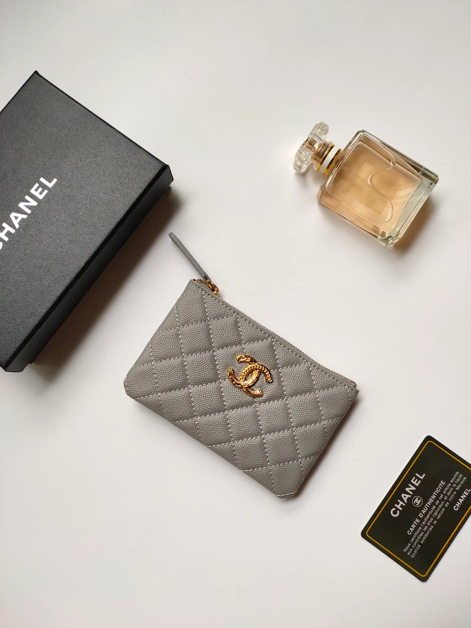 ￥120💰CHANEL 22k embossed lgo large double C hardware, fresh design, exquisite replica flavor, very beautiful, official website 2023 latest🆕Card holder, caviar medium ball grain cowhide is scratch-resistant, super glossy, it is troublesome to carry a bag that is too big in summer, suitable for putting in a mini bag, and convenient for carrying in your pocket😍 The bag has a zipper, which is super practical. You can also put cards, change, coins, and keys inside! Style number: 82365 Size: 15*8.5