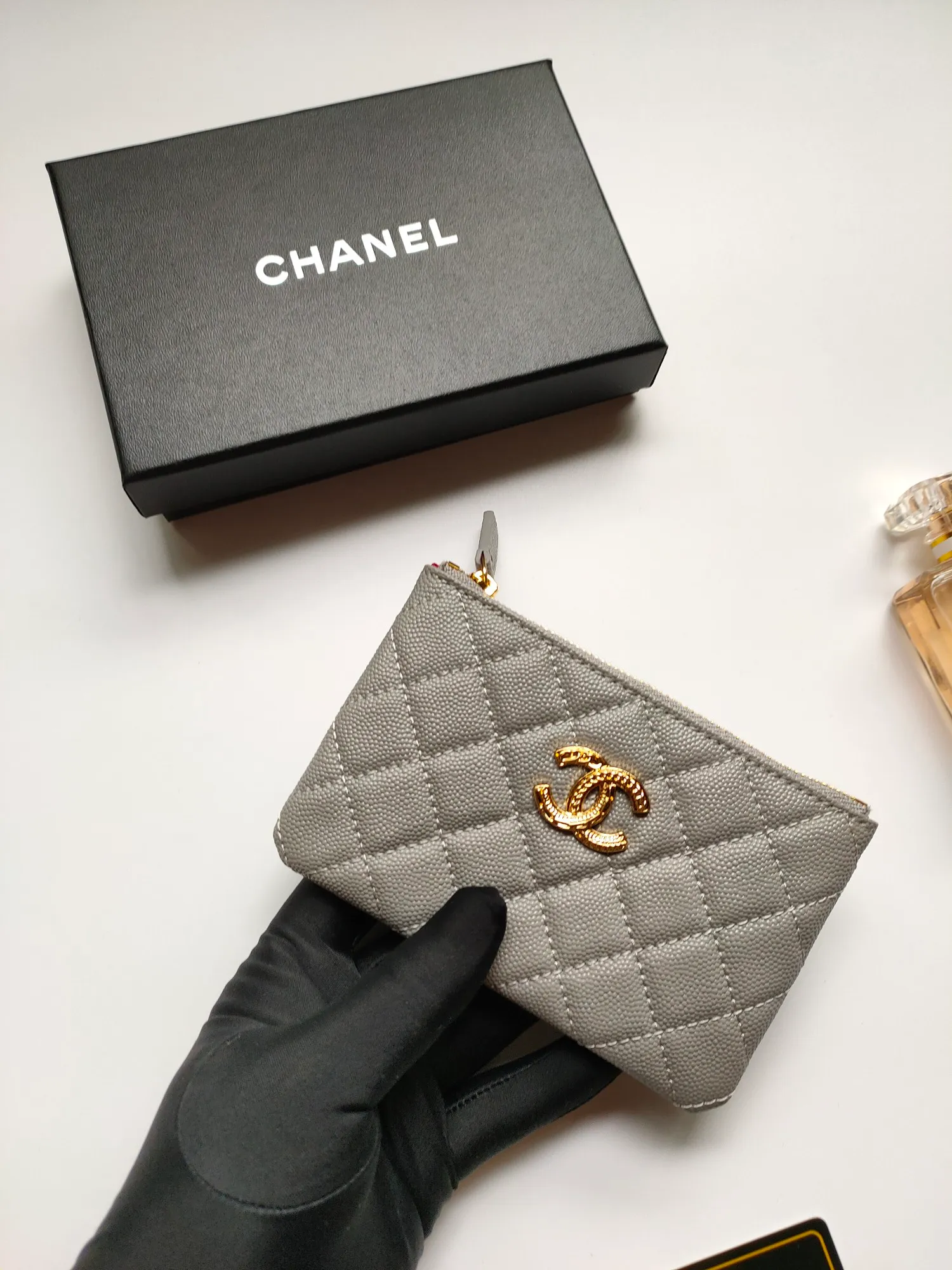 ￥120💰CHANEL 22k embossed lgo large double C hardware, fresh design, exquisite replica flavor, very beautiful, official website 2023 latest🆕Card holder, caviar medium ball grain cowhide is scratch-resistant, super glossy, it is troublesome to carry a bag that is too big in summer, suitable for putting in a mini bag, and convenient for carrying in your pocket😍 The bag has a zipper, which is super practical. You can also put cards, change, coins, and keys inside! Style number: 82365 Size: 15*8.5
