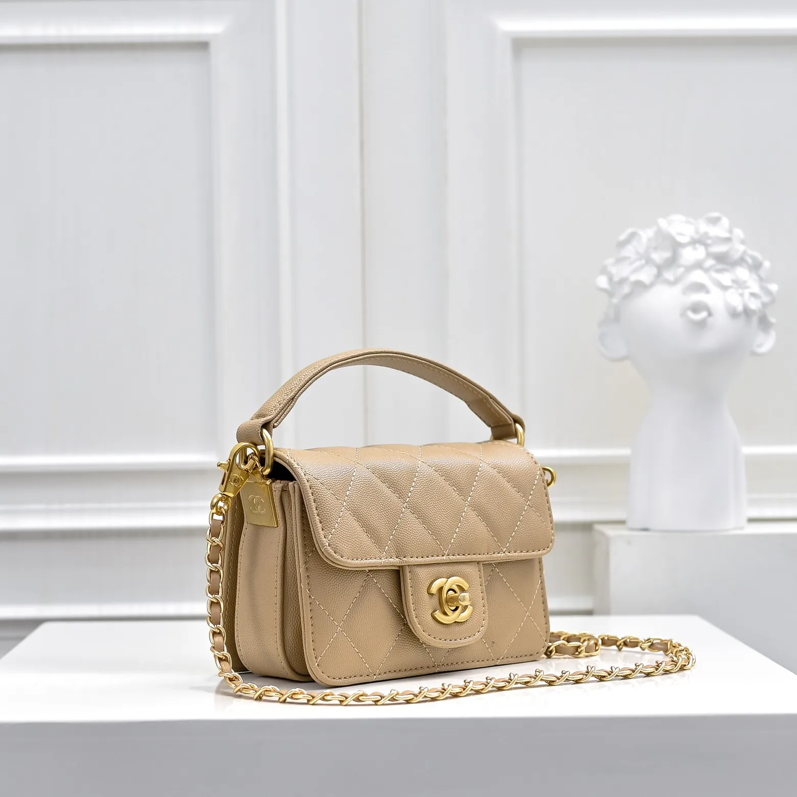 💰410￥Small size👑CHANEL24k new autumn and winter large, medium and small, unique texture of caviar cowhide. It can be carried by hand or cross-body. The shoulder strap is detachable. It can perfectly match every look of yours, whether it is for daily outings or important occasions. Its classicness and elegance make you stand out from the crowd. Small size: 16x11cm, style number: 1212