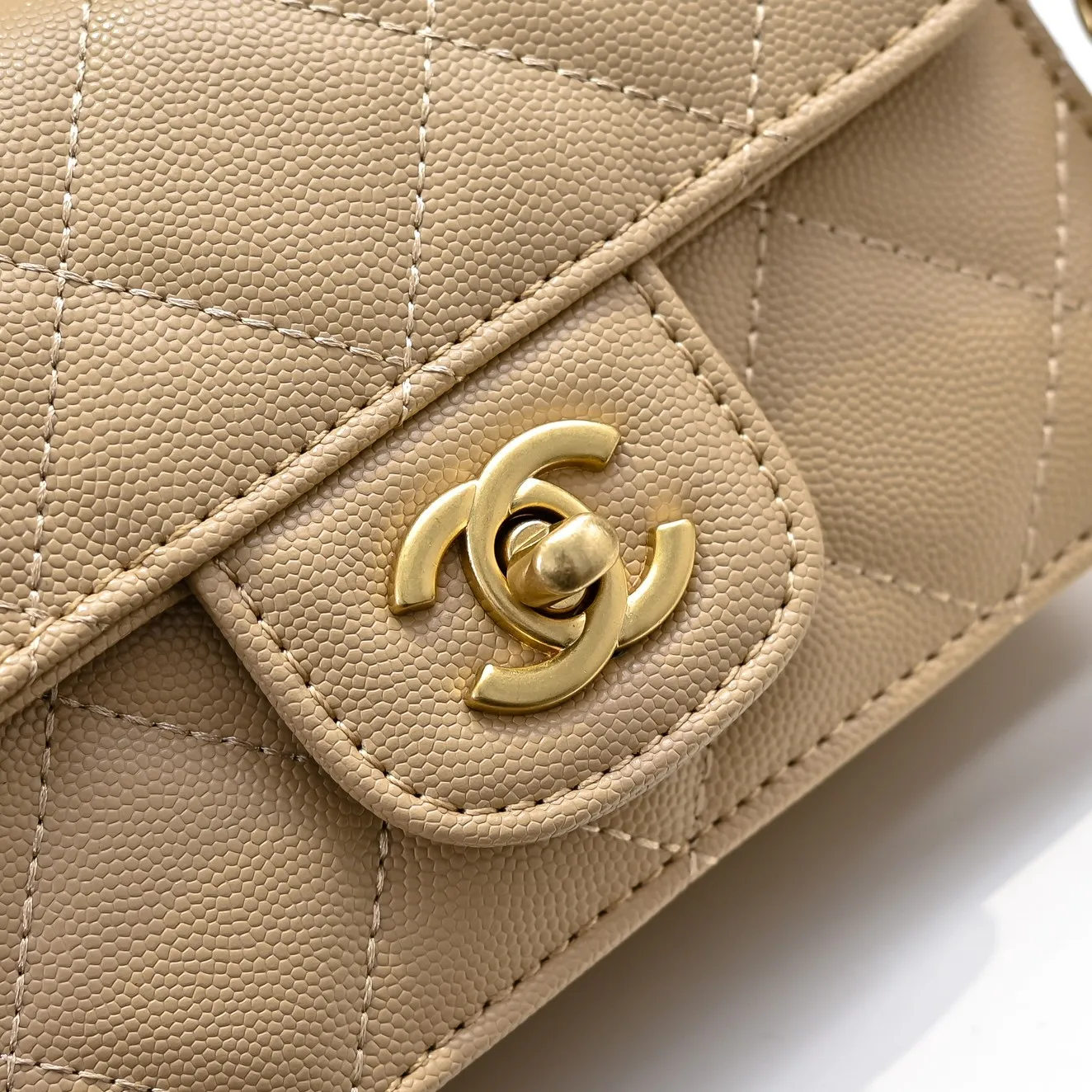 💰410￥Small size👑CHANEL24k new autumn and winter large, medium and small, unique texture of caviar cowhide. It can be carried by hand or cross-body. The shoulder strap is detachable. It can perfectly match every look of yours, whether it is for daily outings or important occasions. Its classicness and elegance make you stand out from the crowd. Small size: 16x11cm, style number: 1212