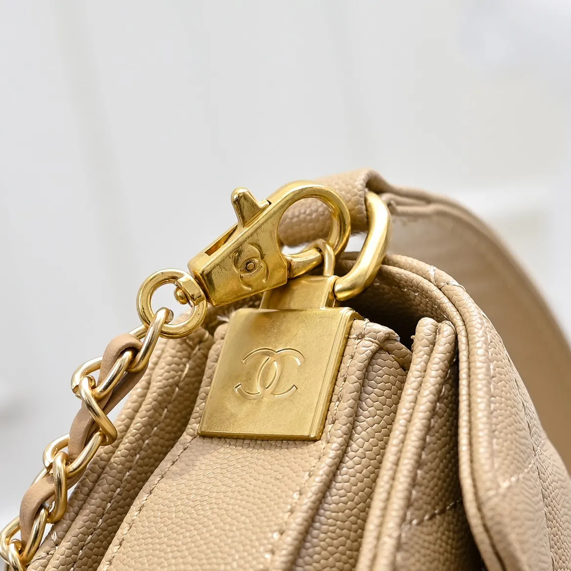 💰410￥Small size👑CHANEL24k new autumn and winter large, medium and small, unique texture of caviar cowhide. It can be carried by hand or cross-body. The shoulder strap is detachable. It can perfectly match every look of yours, whether it is for daily outings or important occasions. Its classicness and elegance make you stand out from the crowd. Small size: 16x11cm, style number: 1212