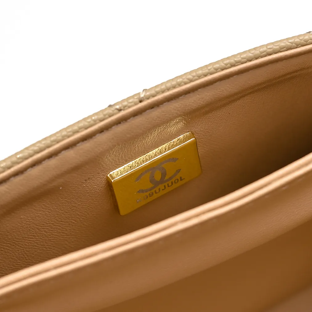 💰410￥Small size👑CHANEL24k new autumn and winter large, medium and small, unique texture of caviar cowhide. It can be carried by hand or cross-body. The shoulder strap is detachable. It can perfectly match every look of yours, whether it is for daily outings or important occasions. Its classicness and elegance make you stand out from the crowd. Small size: 16x11cm, style number: 1212