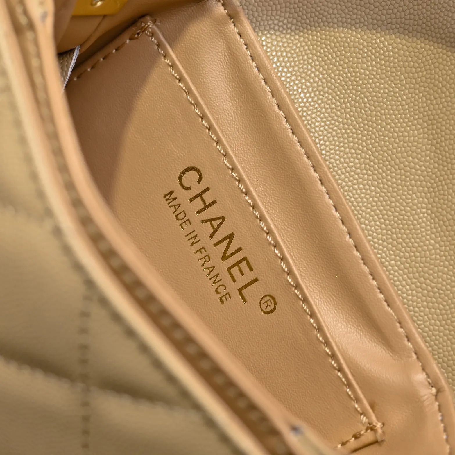 💰410￥Small size👑CHANEL24k new autumn and winter large, medium and small, unique texture of caviar cowhide. It can be carried by hand or cross-body. The shoulder strap is detachable. It can perfectly match every look of yours, whether it is for daily outings or important occasions. Its classicness and elegance make you stand out from the crowd. Small size: 16x11cm, style number: 1212