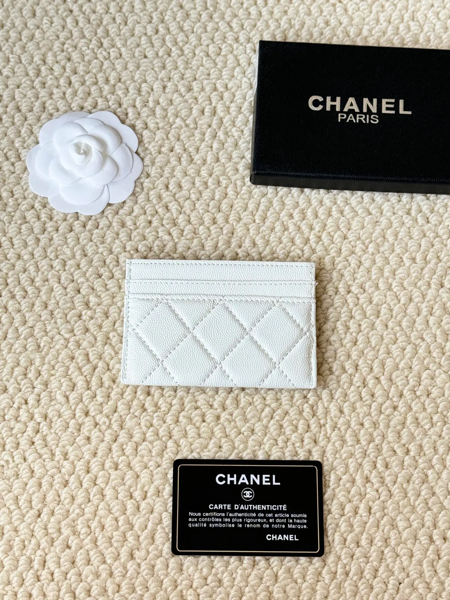 💰100 chanel model: 3188 22k embossed lgo large double C hardware, official website 2023 latest 🆕card holder, caviar medium ball grain cowhide, anti-scratch, super glossy, 3 card slots each put a card, you can also put a card + a few coins in the middle Size: 10cm