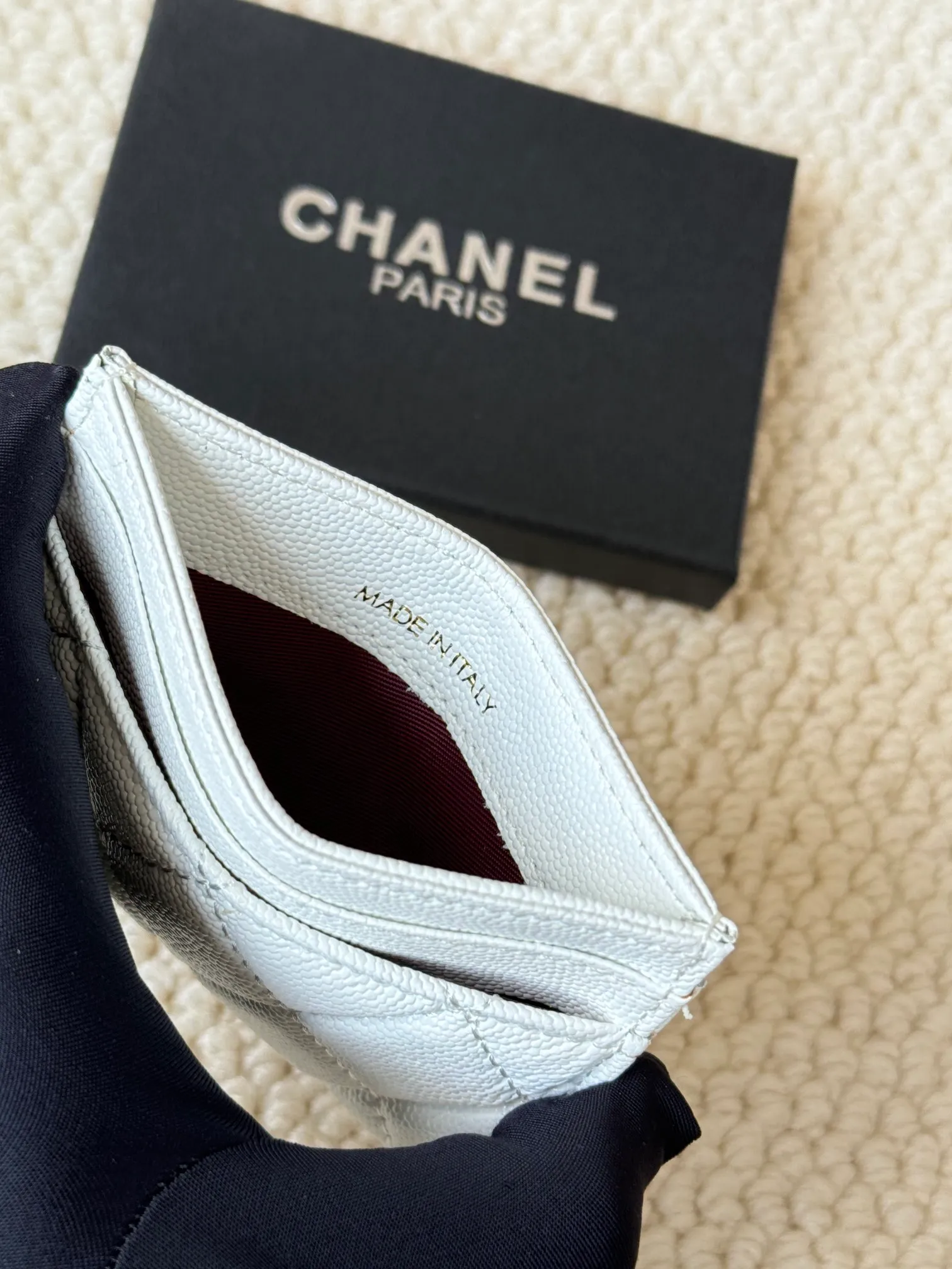💰100 chanel model: 3188 22k embossed lgo large double C hardware, official website 2023 latest 🆕card holder, caviar medium ball grain cowhide, anti-scratch, super glossy, 3 card slots each put a card, you can also put a card + a few coins in the middle Size: 10cm
