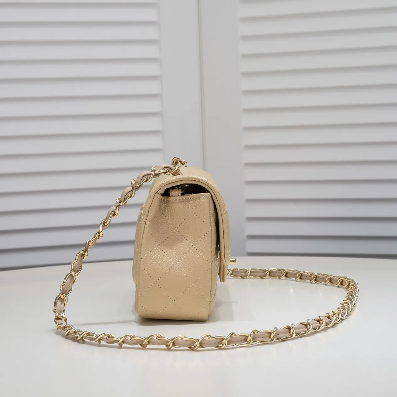 💰320￥Apricot💥CF versatile caviar cowhide🌹 Chanel💃🏻‼ ️Eternal classic style [shy] noble temperament💃🏻favorite of celebrities🌟soft leather and high-end👍counter hardware exquisite workmanship to reject defects [strong] both dazzling and feminine 😝[strong] luxurious and durable🌟size: 20*14*7cm style number 1116 reverse edge