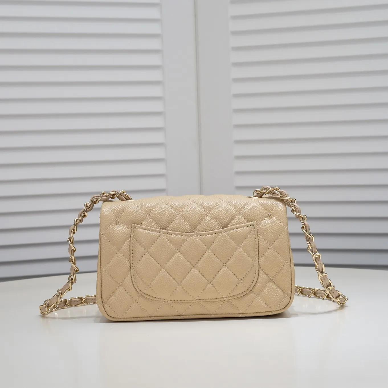 💰320￥Apricot💥CF versatile caviar cowhide🌹 Chanel💃🏻‼ ️Eternal classic style [shy] noble temperament💃🏻favorite of celebrities🌟soft leather and high-end👍counter hardware exquisite workmanship to reject defects [strong] both dazzling and feminine 😝[strong] luxurious and durable🌟size: 20*14*7cm style number 1116 reverse edge
