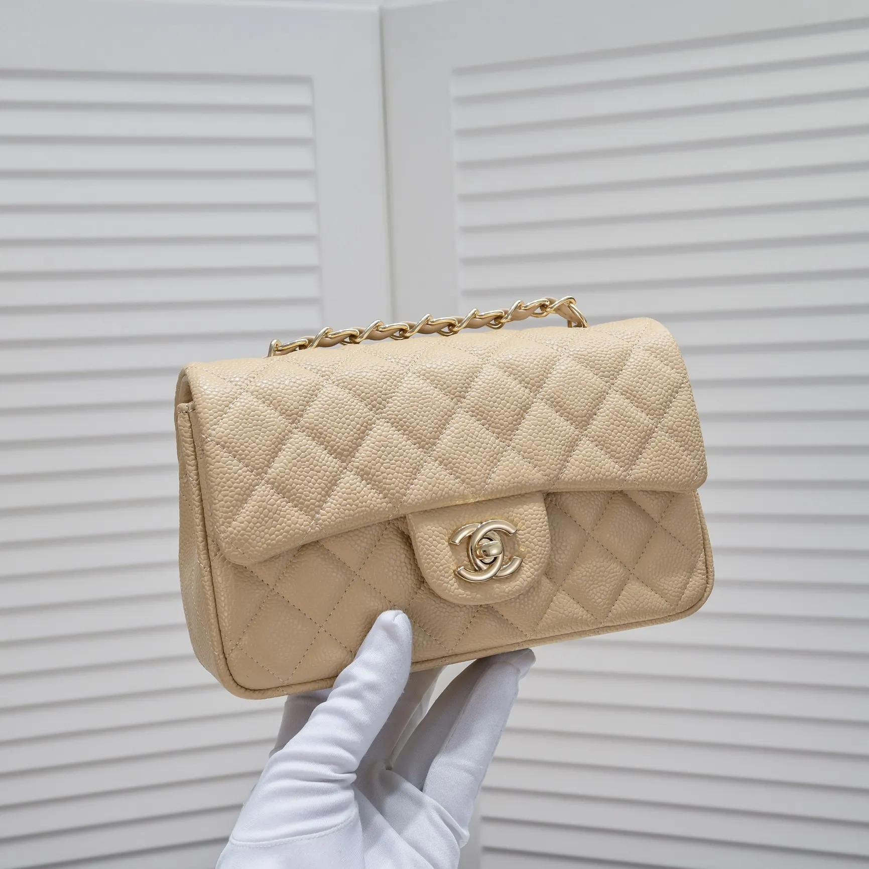 💰320￥Apricot💥CF versatile caviar cowhide🌹 Chanel💃🏻‼ ️Eternal classic style [shy] noble temperament💃🏻favorite of celebrities🌟soft leather and high-end👍counter hardware exquisite workmanship to reject defects [strong] both dazzling and feminine 😝[strong] luxurious and durable🌟size: 20*14*7cm style number 1116 reverse edge