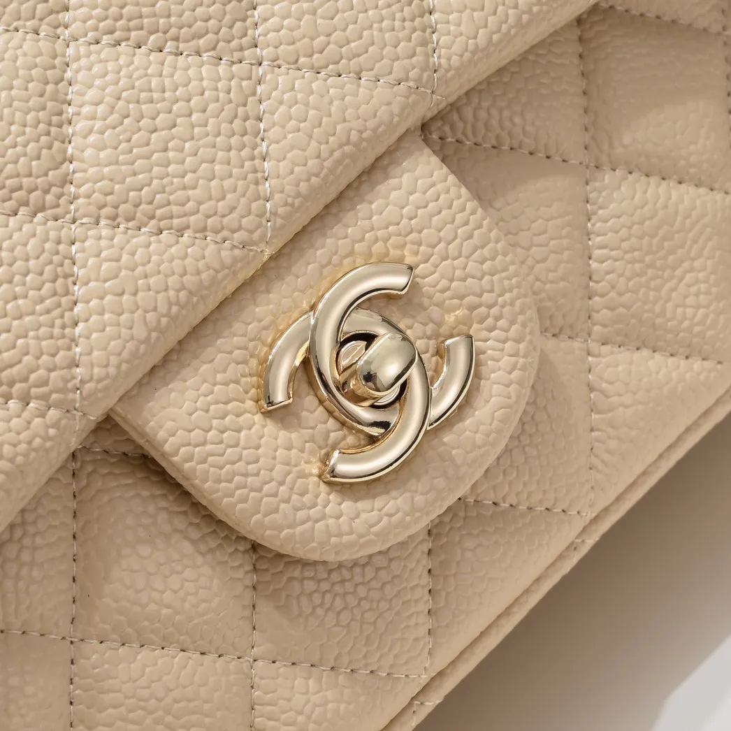 💰320￥Apricot💥CF versatile caviar cowhide🌹 Chanel💃🏻‼ ️Eternal classic style [shy] noble temperament💃🏻favorite of celebrities🌟soft leather and high-end👍counter hardware exquisite workmanship to reject defects [strong] both dazzling and feminine 😝[strong] luxurious and durable🌟size: 20*14*7cm style number 1116 reverse edge
