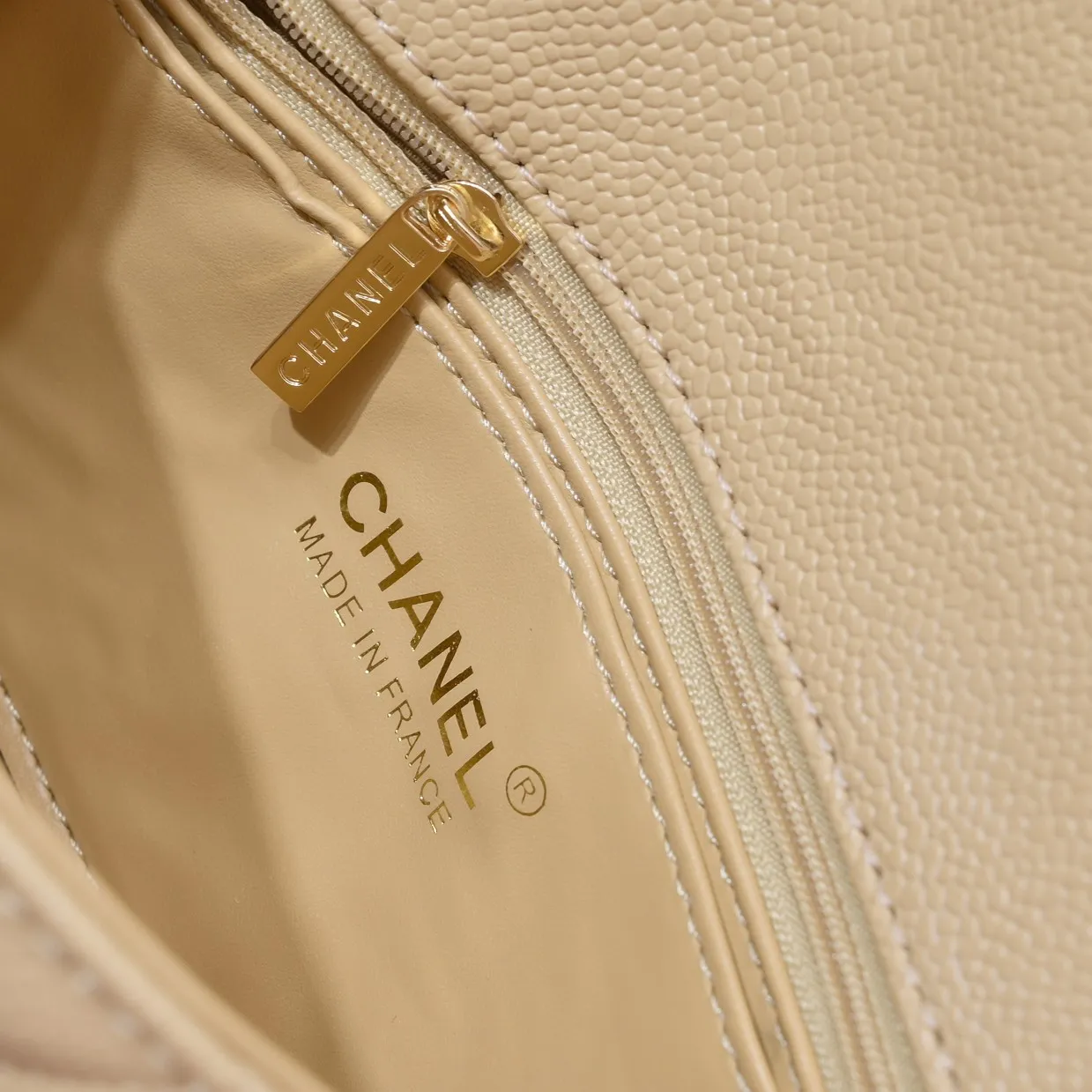💰320￥Apricot💥CF versatile caviar cowhide🌹 Chanel💃🏻‼ ️Eternal classic style [shy] noble temperament💃🏻favorite of celebrities🌟soft leather and high-end👍counter hardware exquisite workmanship to reject defects [strong] both dazzling and feminine 😝[strong] luxurious and durable🌟size: 20*14*7cm style number 1116 reverse edge
